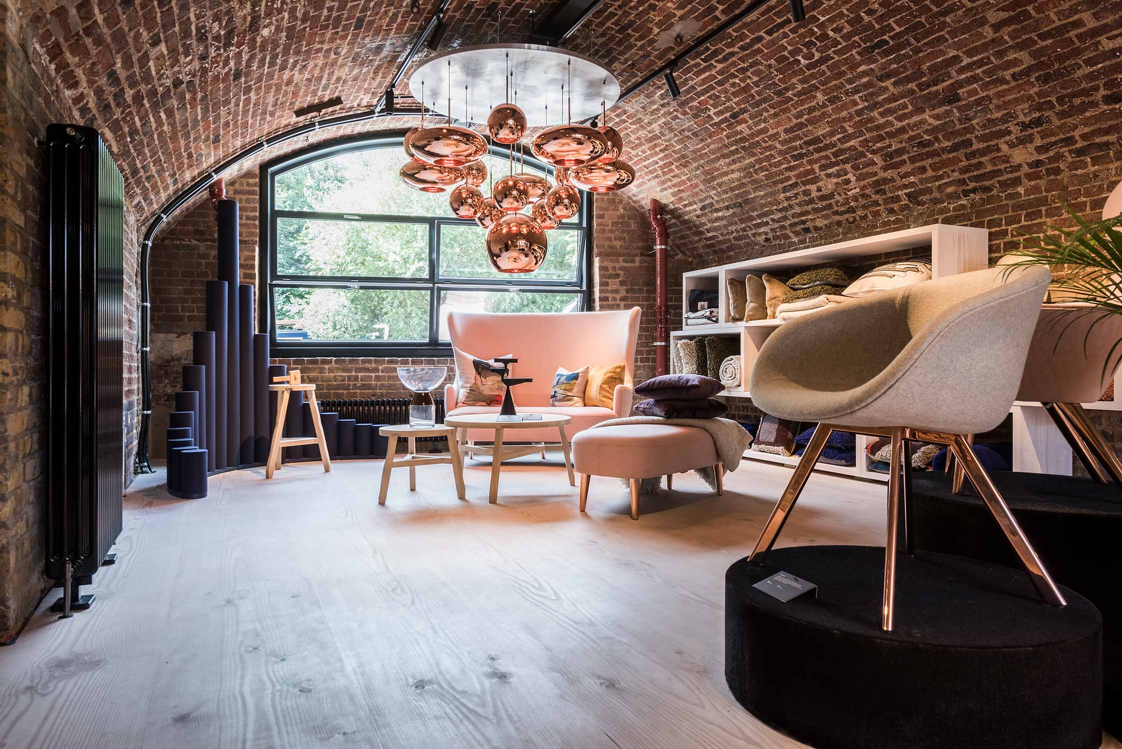 Der britische Designer Tom Dixon eröffnete 2018 an diesem spannenden Ort entlang des Regents Canal im Backsteingewölbe eines grossen Industriedenkmals einen Shop mit Manufaktur, Galerie und Büro. Fotografiert am 17.08.2018
Der Stadtteil King’s Cross in London entwickelt sich gerade zum neuen Epizentrum der Stadt in Sachen Innovation, Design und Kunst. Architektur Fotografie Regine Giesecke Architekturfotograf Architecture Photography