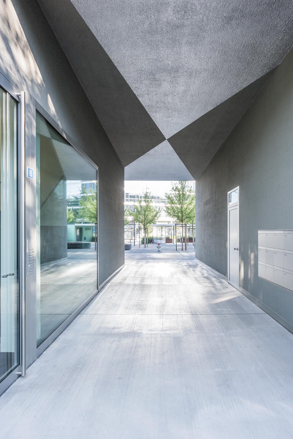 Aussenaufnahme Zugang Eingang Ahornstrasse 2-8 Zug Architekturfotografie Regine Giesecke