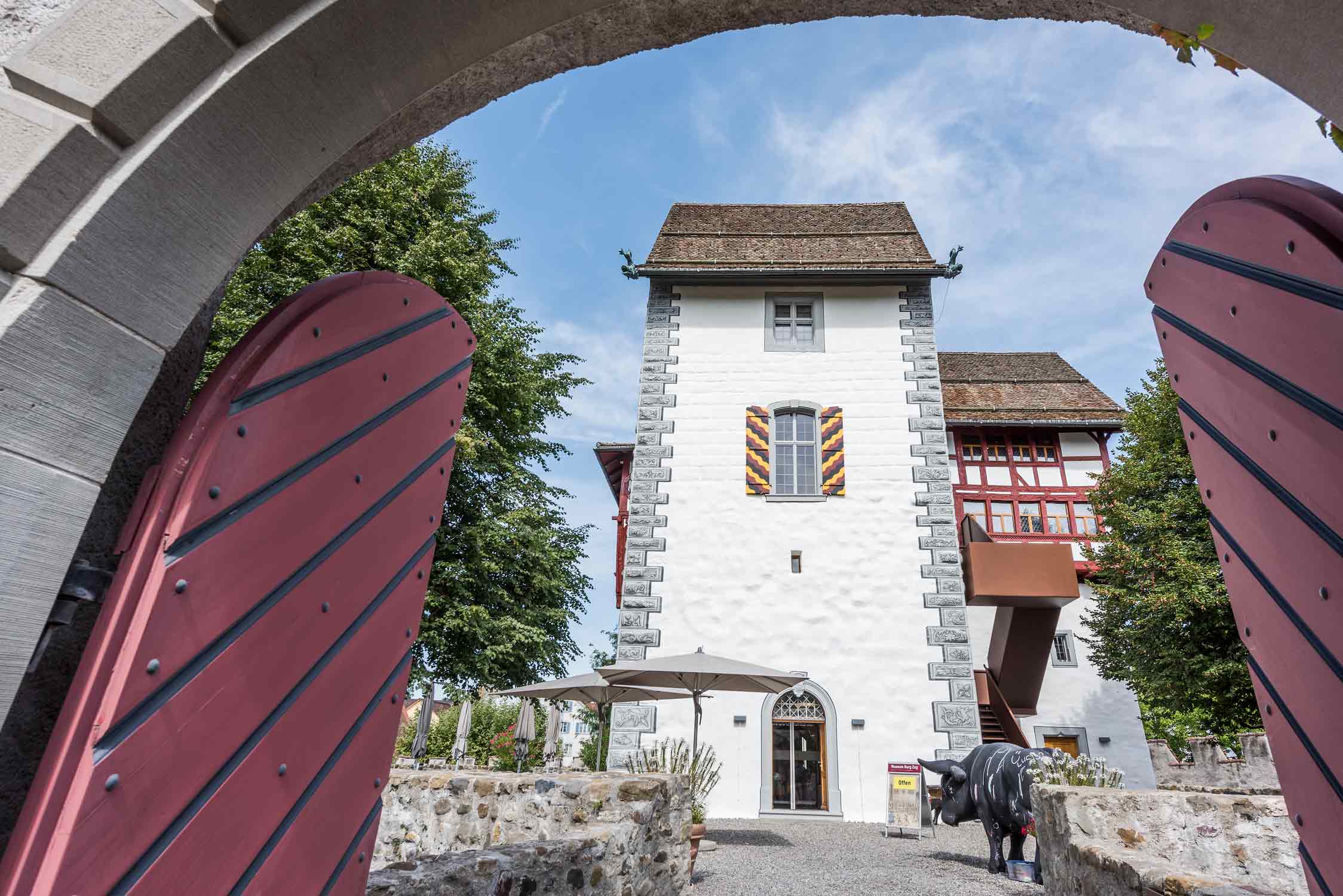 Aussenaufnahme Tor Eingang Burg Zug Architekturfotografie Regine Giesecke