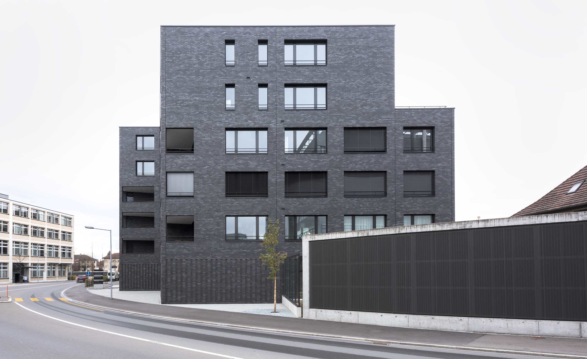 Aussenaufnahme Mehrfamilienhaus Gartenstadt Zug Architekturfotografie Regine Giesecke