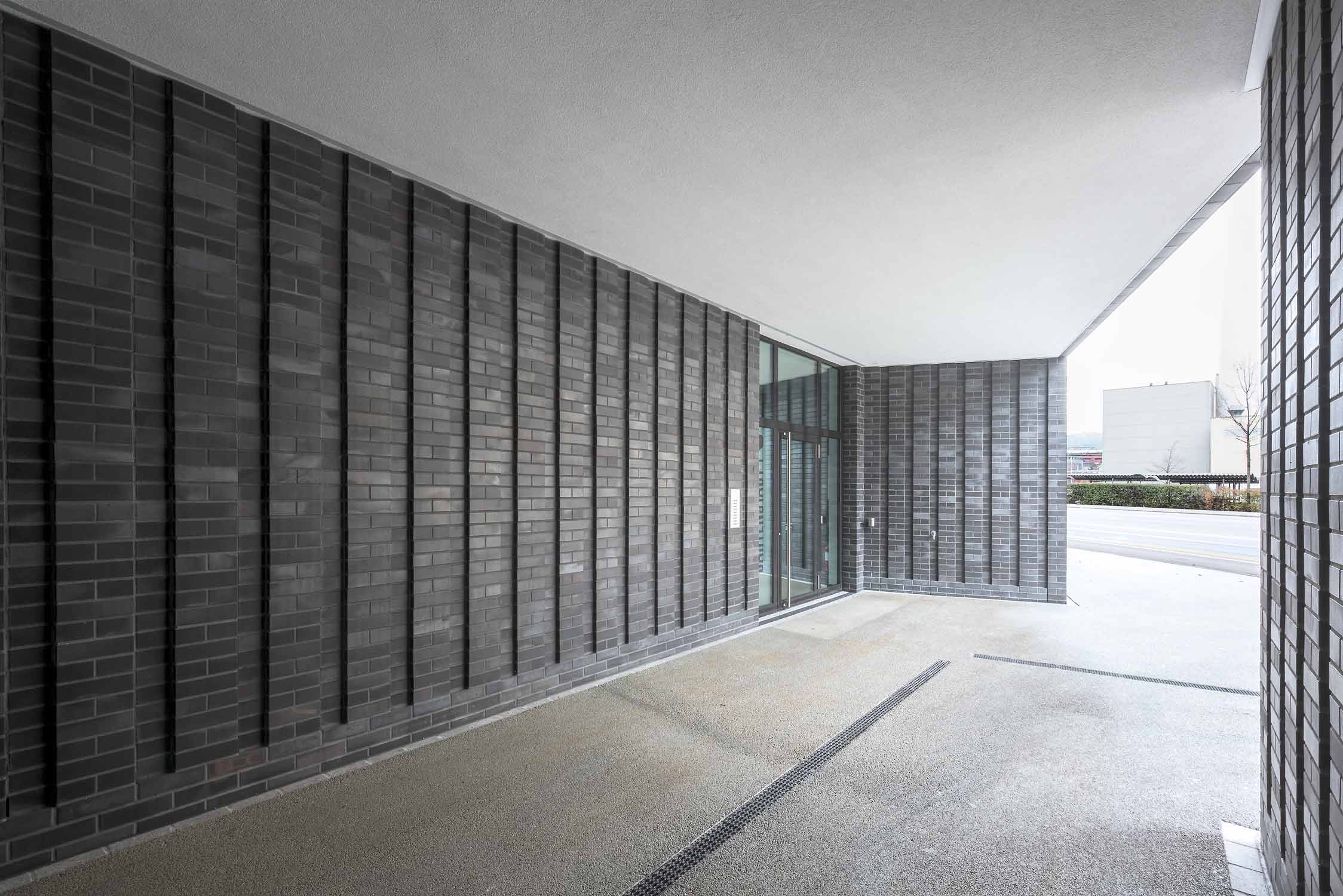 Aussenaufnahme Eingang Mehrfamilienhaus Gartenstadt Zug Architekturfotografie Regine Giesecke