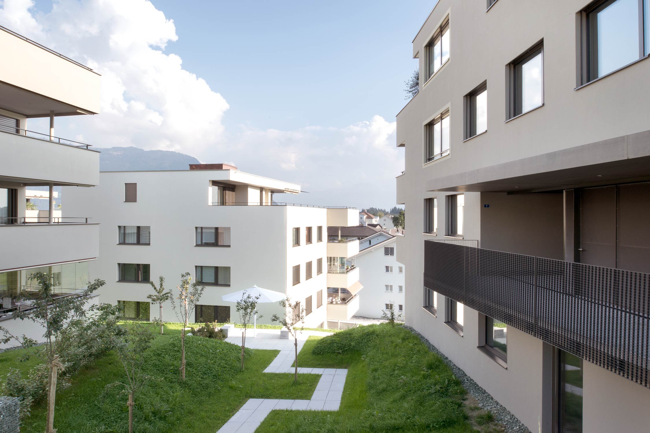 Aussenaufnahme Gehweg Mehrfamilienhaus Haglihof Udligenswil Architekturfotografie Regine Giesecke