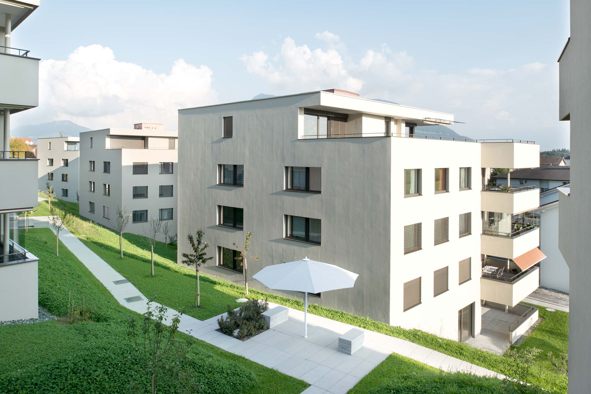 Aussenaufnahme Gehweg Mehrfamilienhaus Haglihof Udligenswil Architekturfotografie Regine Giesecke