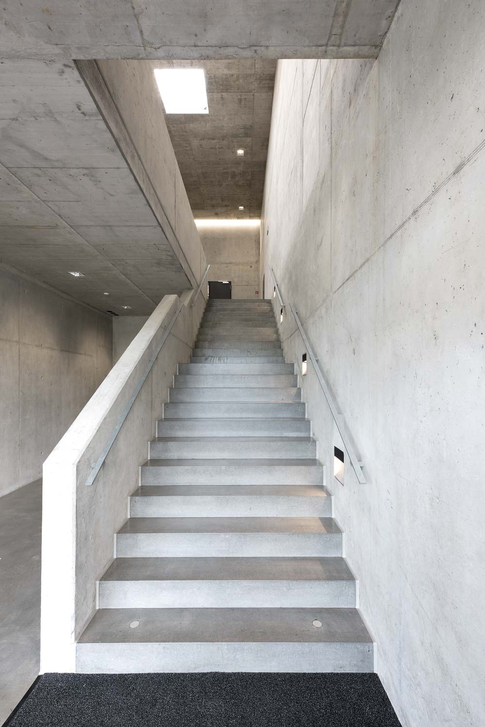 Innenaufnahme des Treppenhauses des Öki- und Werkhofs in Unterägeri. Böden und Wände sind aus purem Beton.