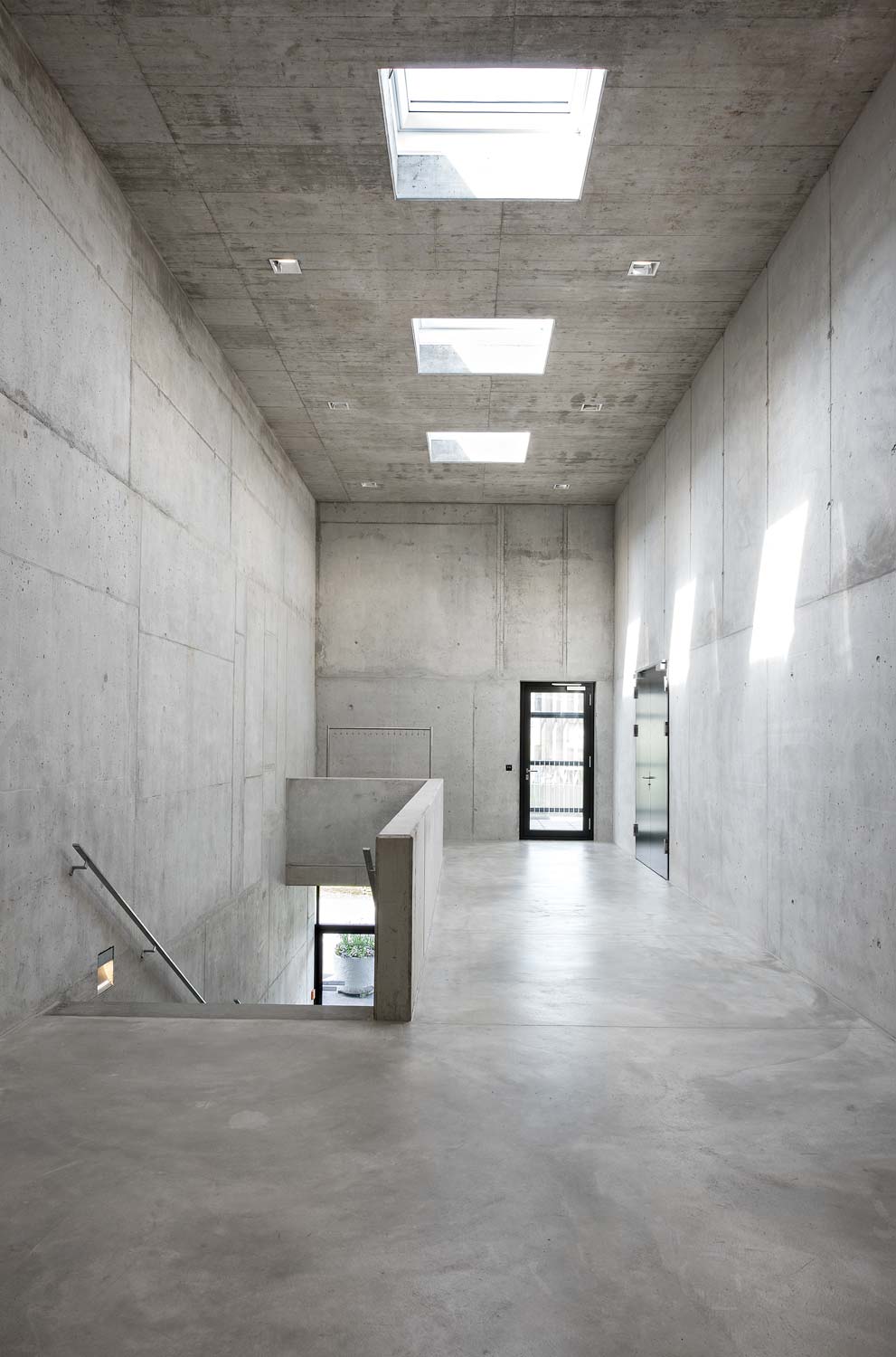 Innenaufnahme des Öki- und Werkhofs in Unterägeri. Böden und Wände sind aus purem Beton.