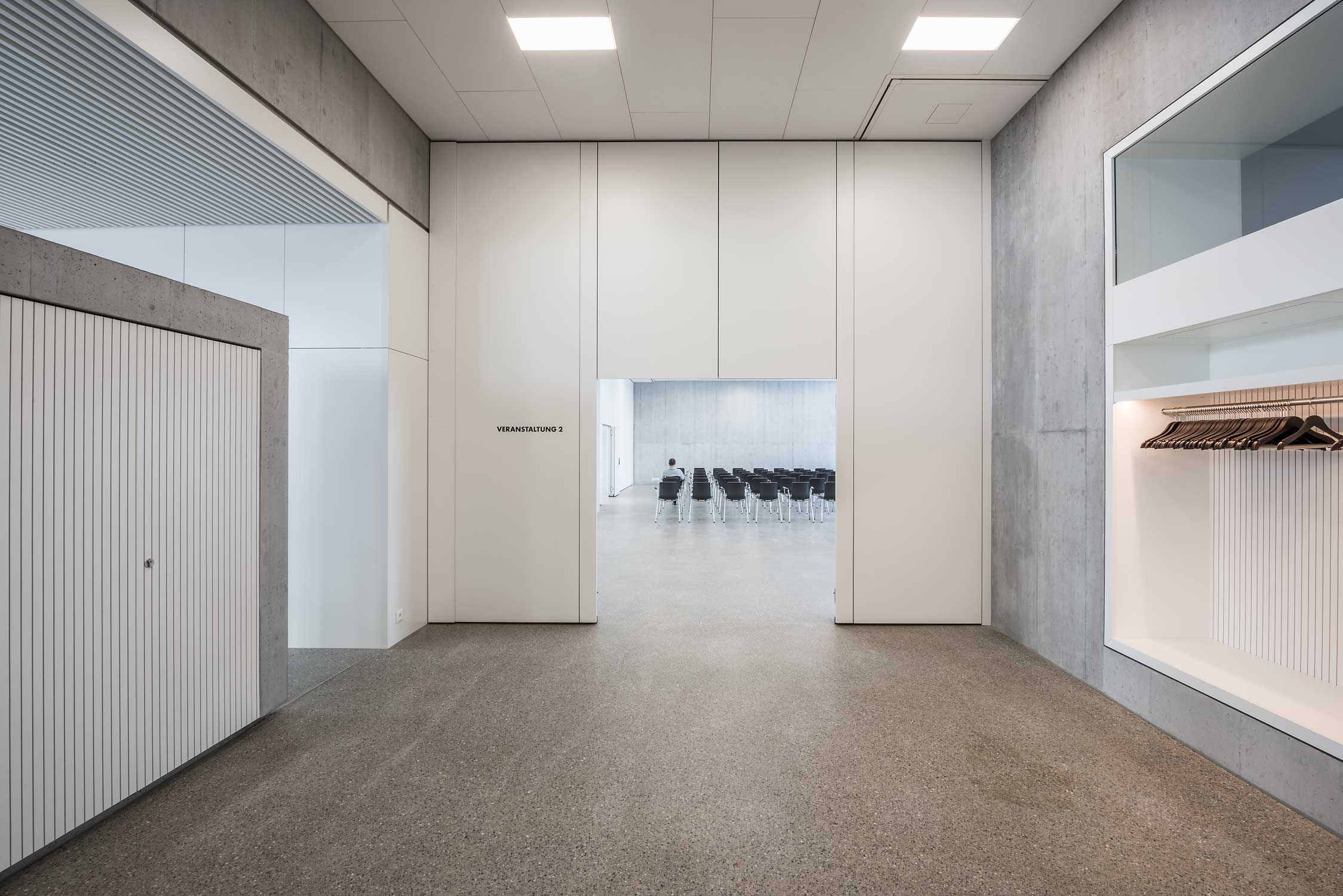 Pflegezentrum-Ennetsee in Cham. Innenaufnahme des Eingangsbereichs mit Blick in den Saal.