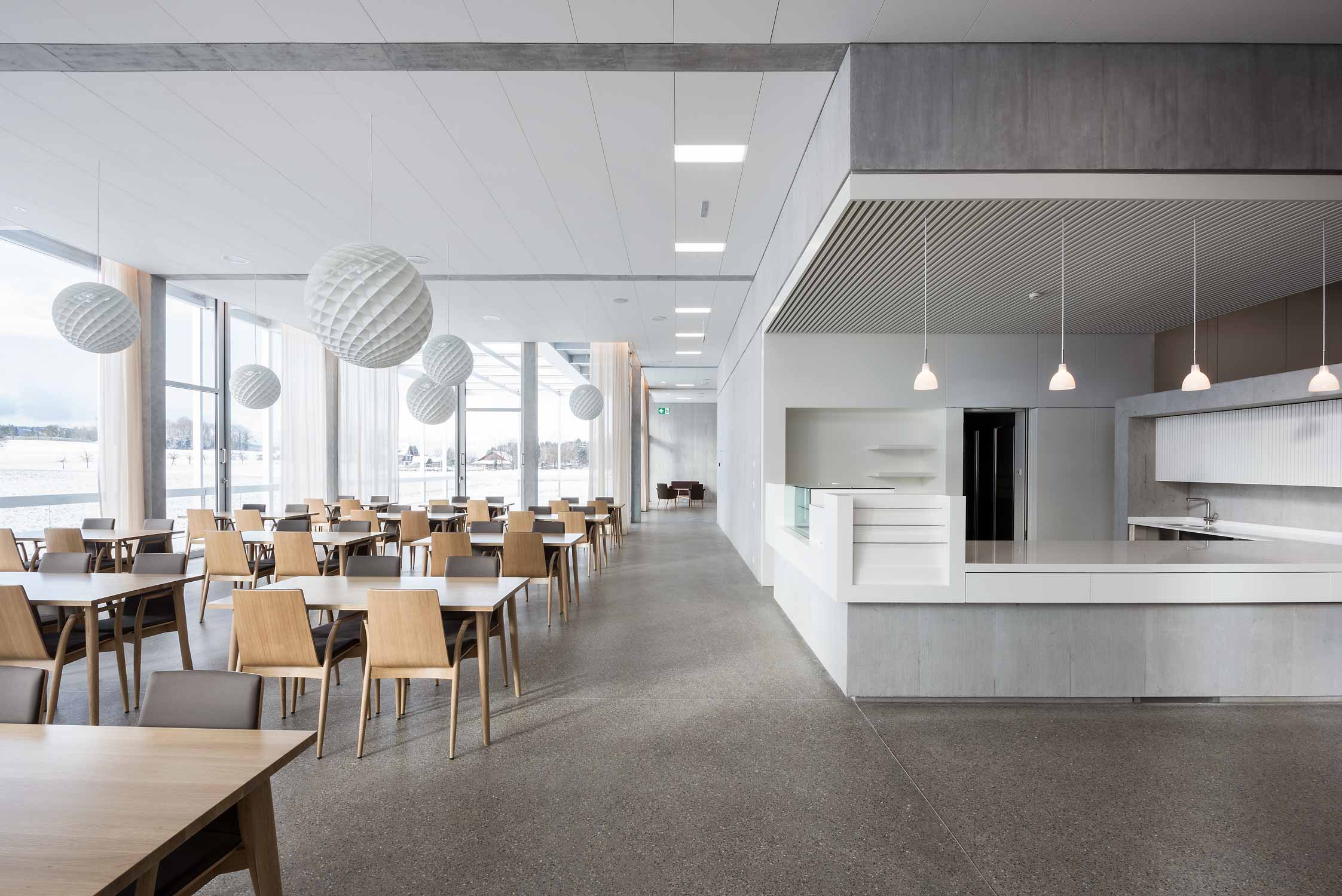 Pflegezentrum-Ennetsee in Cham. Innenaufnahme des grosszügigen, hellen Restaurantbereichs.