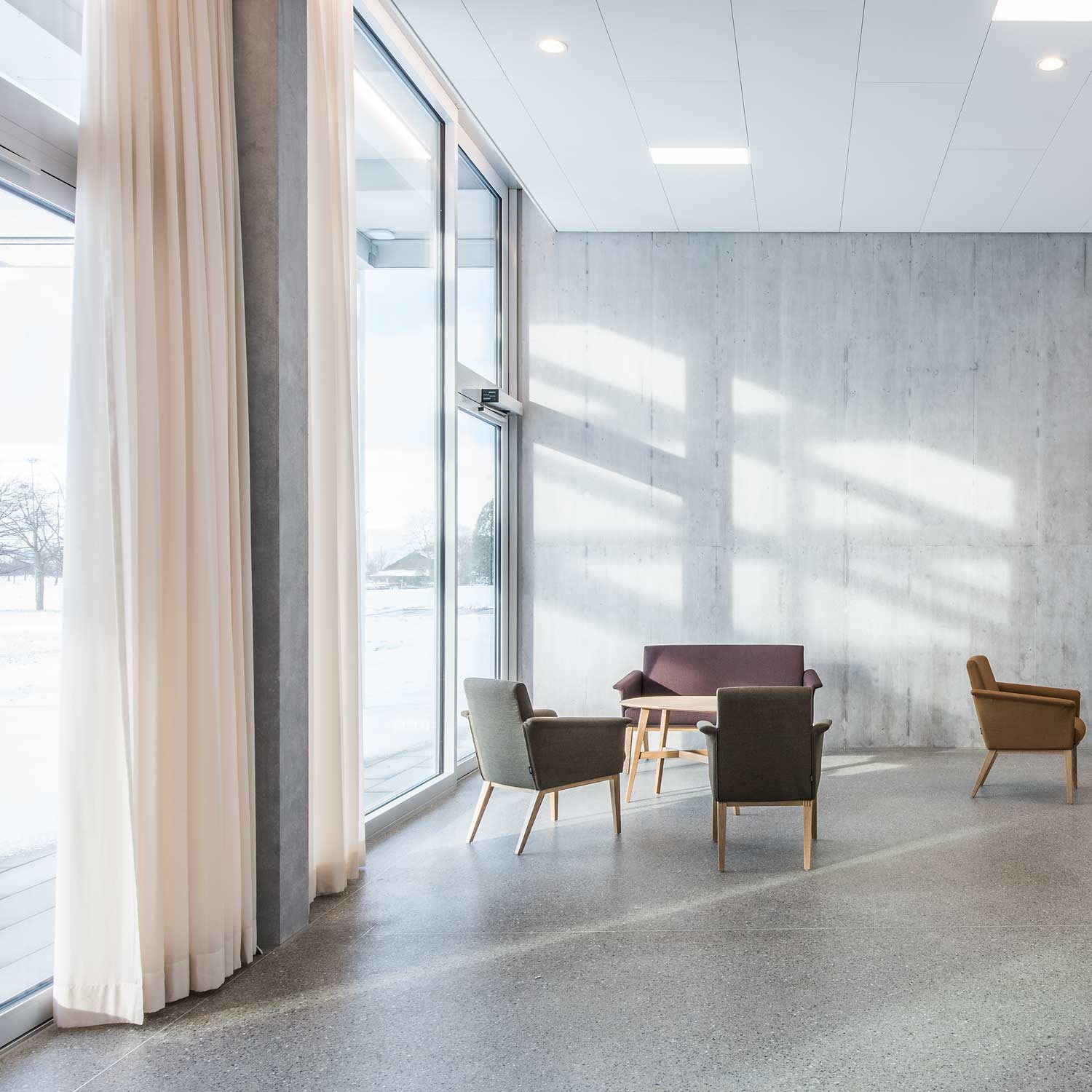 Pflegezentrum-Ennetsee in Cham. Innenaufnahme des grosszügigen Aufenthaltsbereichs.