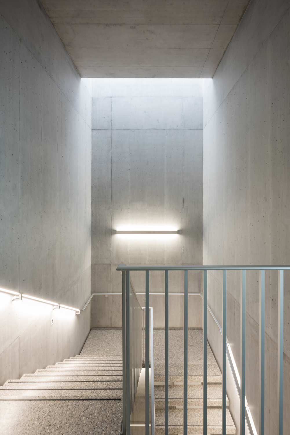 Pflegezentrum-Ennetsee in Cham. Blick ins Treppenhaus mit puren Betonwänden.