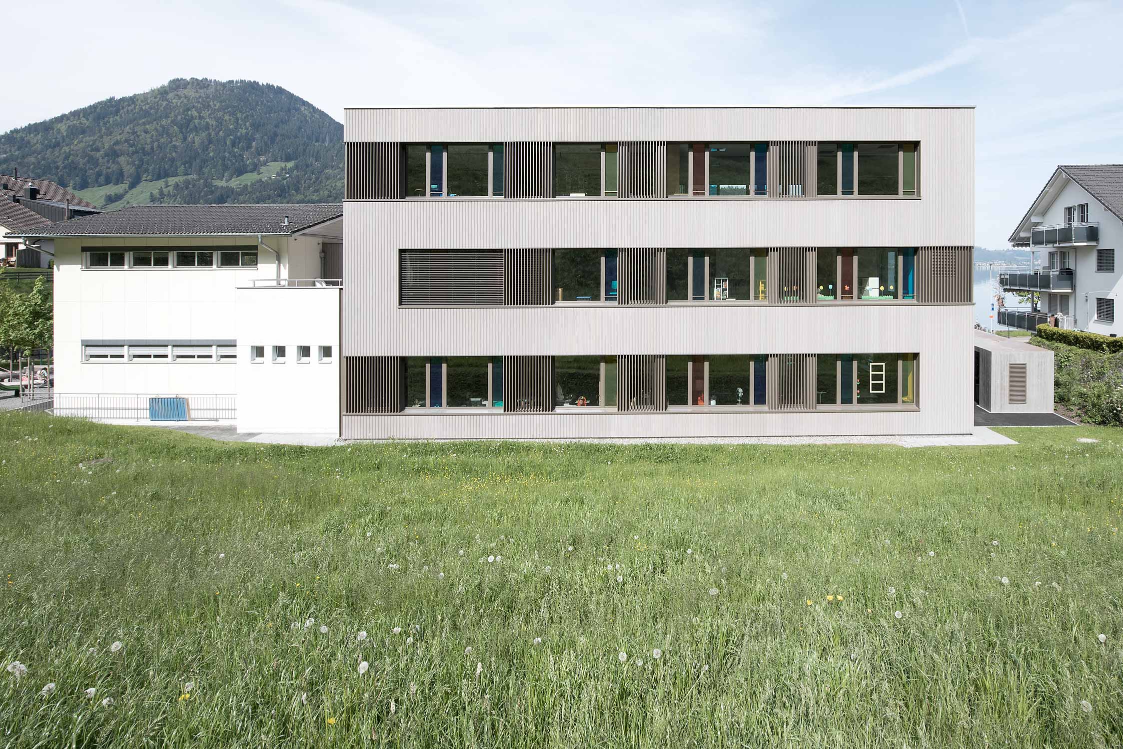 Aussenaufnahme der Rückseite des Schulhauses in Morgarten.