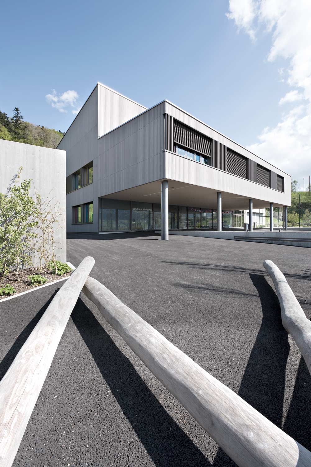 Aussenaufnahme des Schulhauses in Morgarten mit Schulhof.