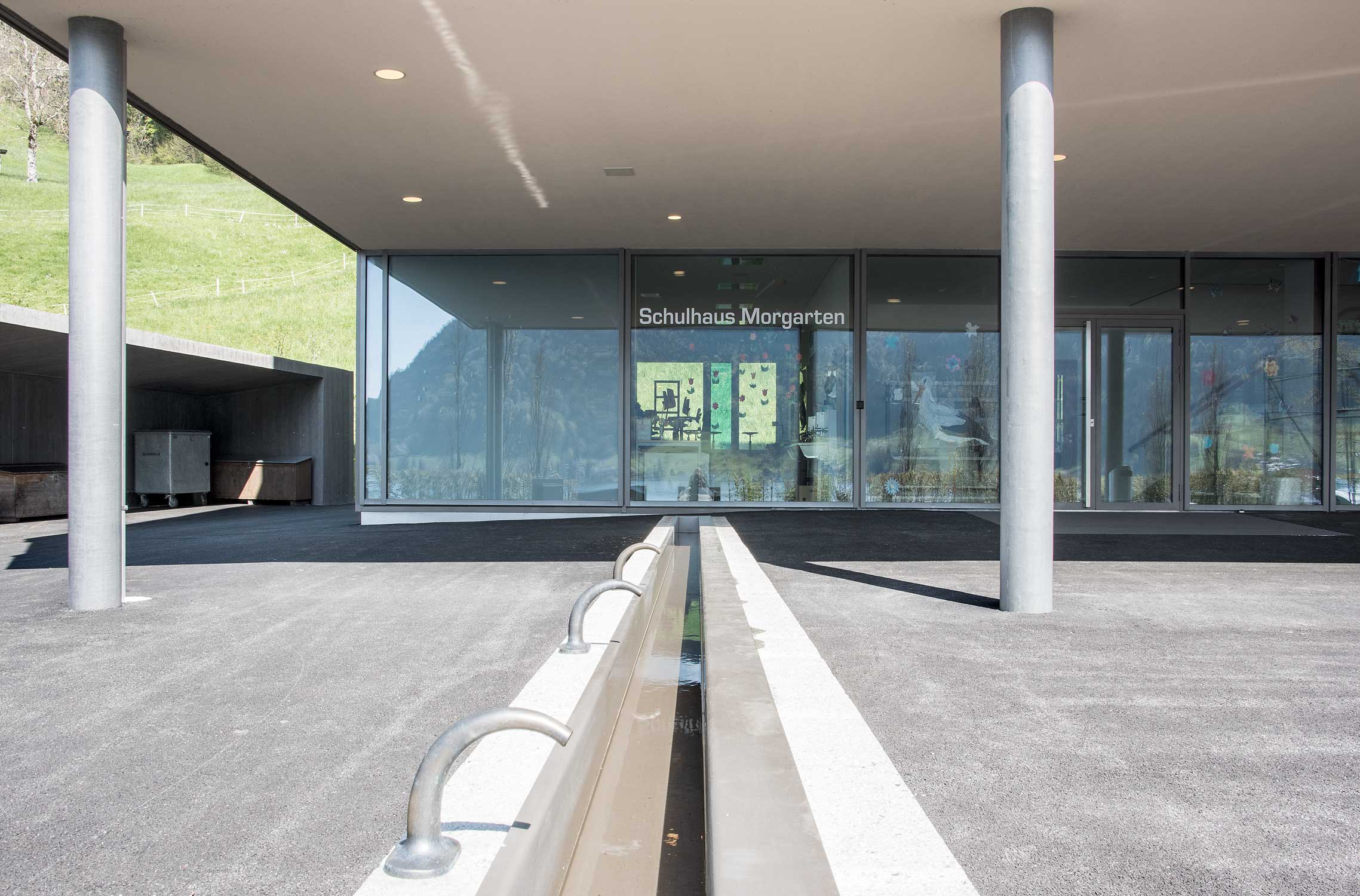 Eingang zum Schulhaus Morgarten mit Brunnen.