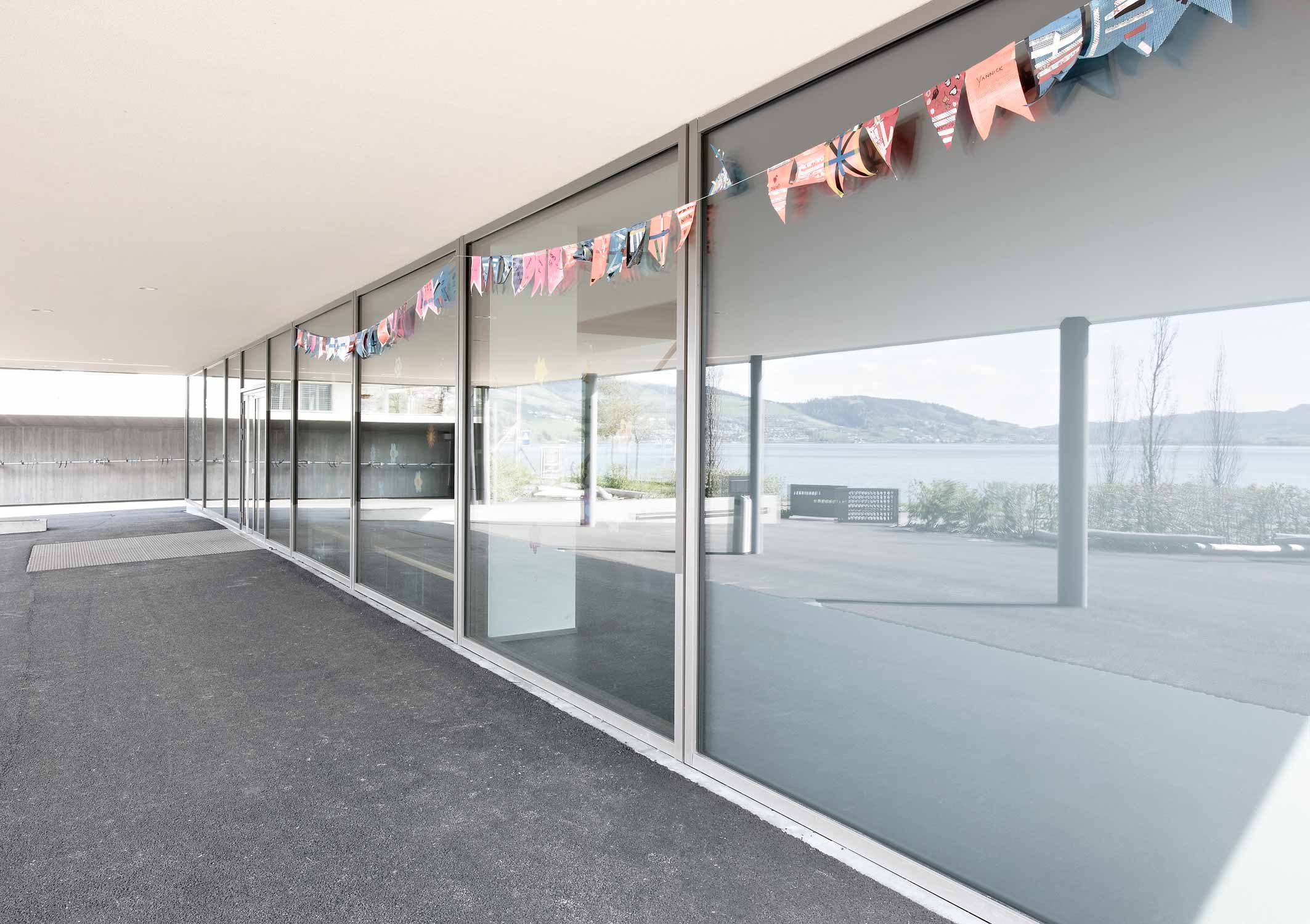 Glasfront am Eingang des Schulhauses Morgarten