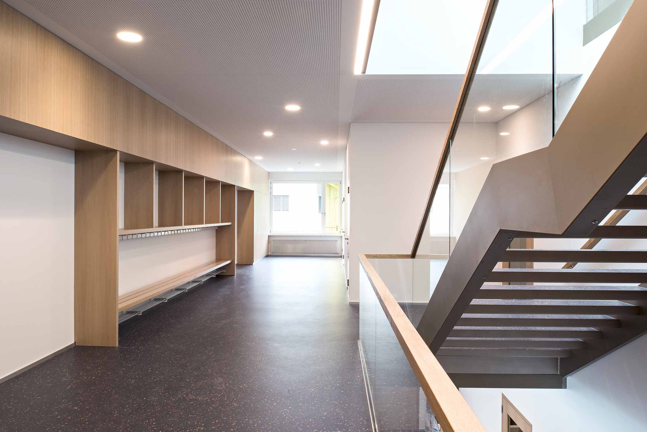 Blick in das grosszügige Treppenhaus und den Flurbereich des Schulhauses Morgarten
