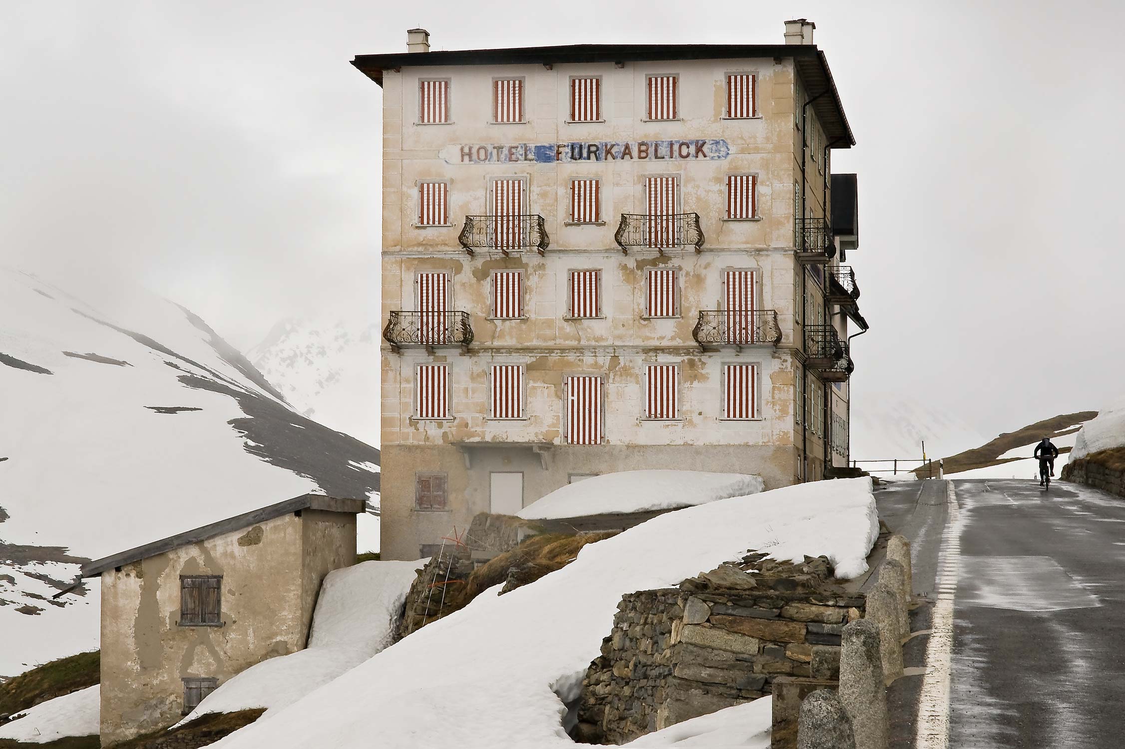 Aussenaufnahme Hotel Furkablick Furkapass Uri Architekturfotografie Regine Giesecke