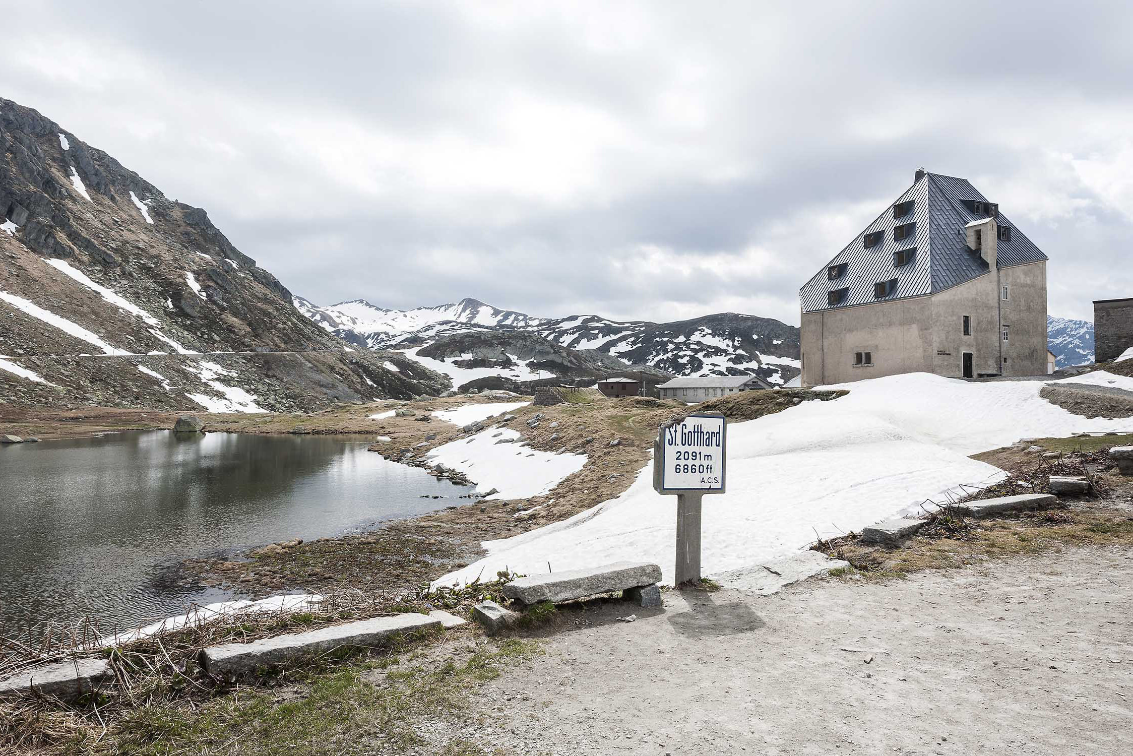 Aussenaufnahme Gehweg Hospiz Sankt Gotthard Architekturfotografie Regine Giesecke