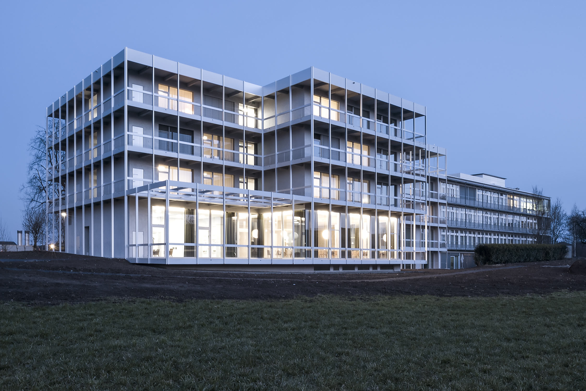 Pflegezentrum-Ennetsee in Cham, ZG. Aussenaufnahme bei Abenddämmerung.
