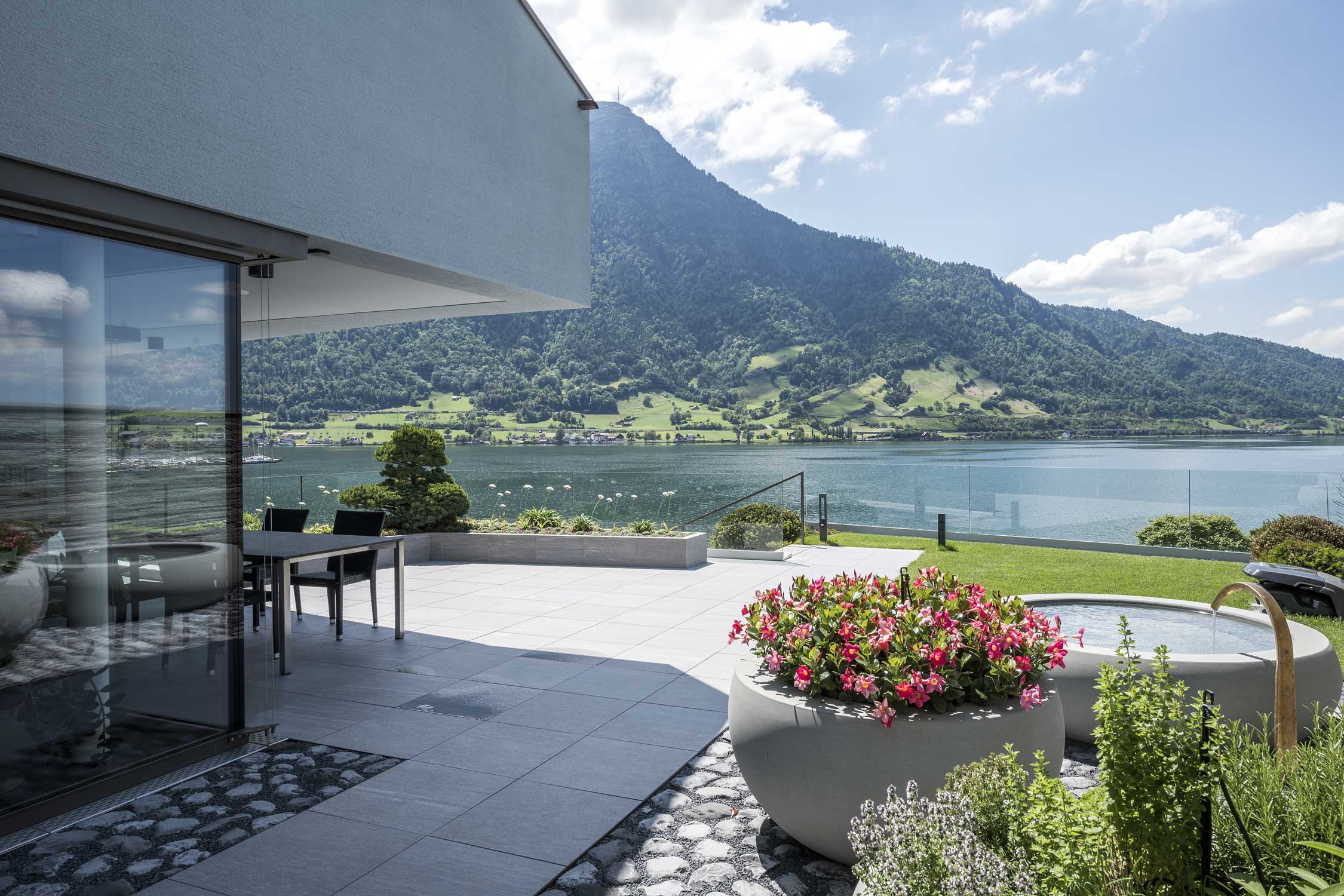 Aussenaufnahme Terrasse und Garten Villa in Arth Architekturfotografie Regone Giesecke