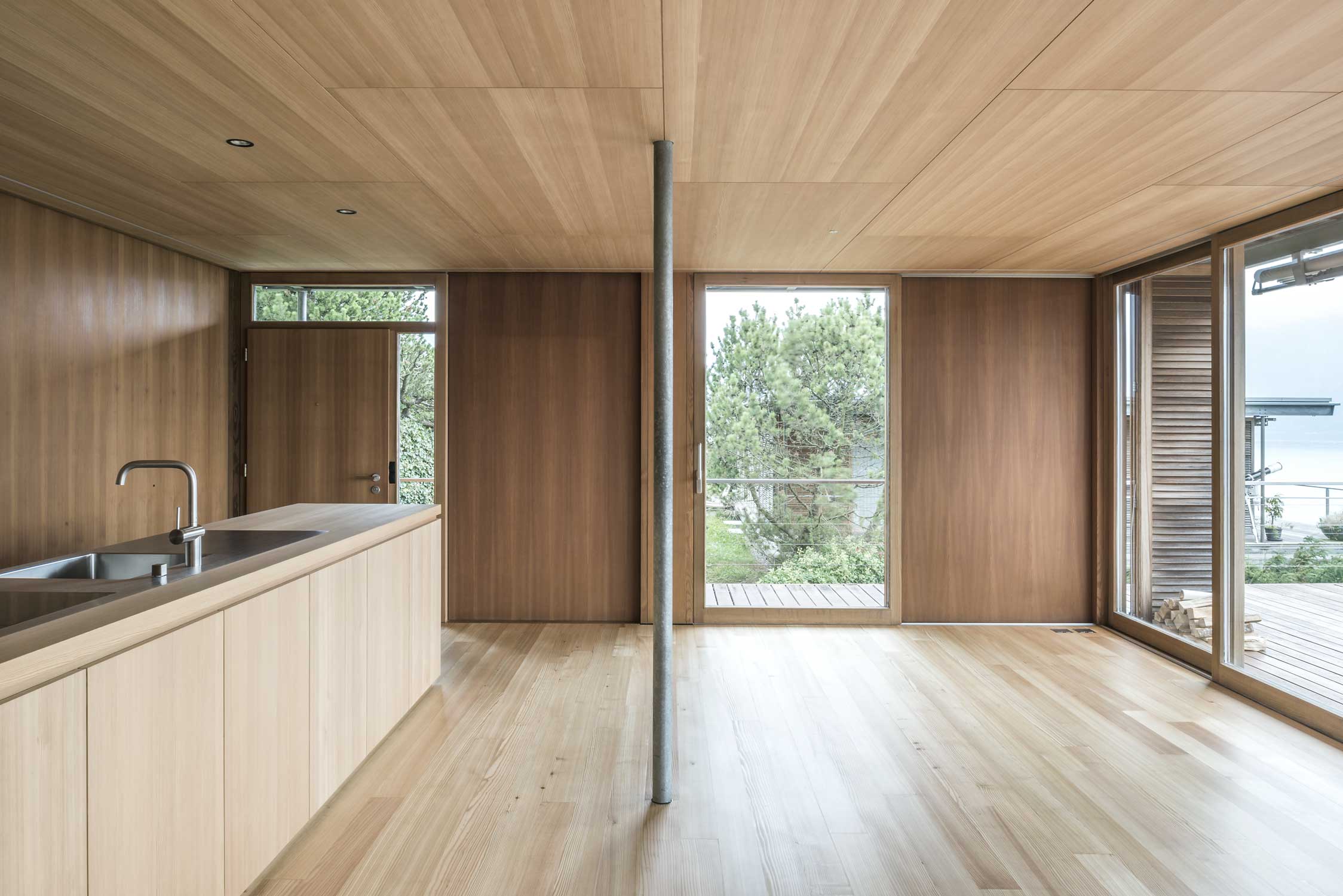 Innenaufnahme Küche und Wohnraum Bungalow Walchwil Architekturfotografie Regine Giesecke