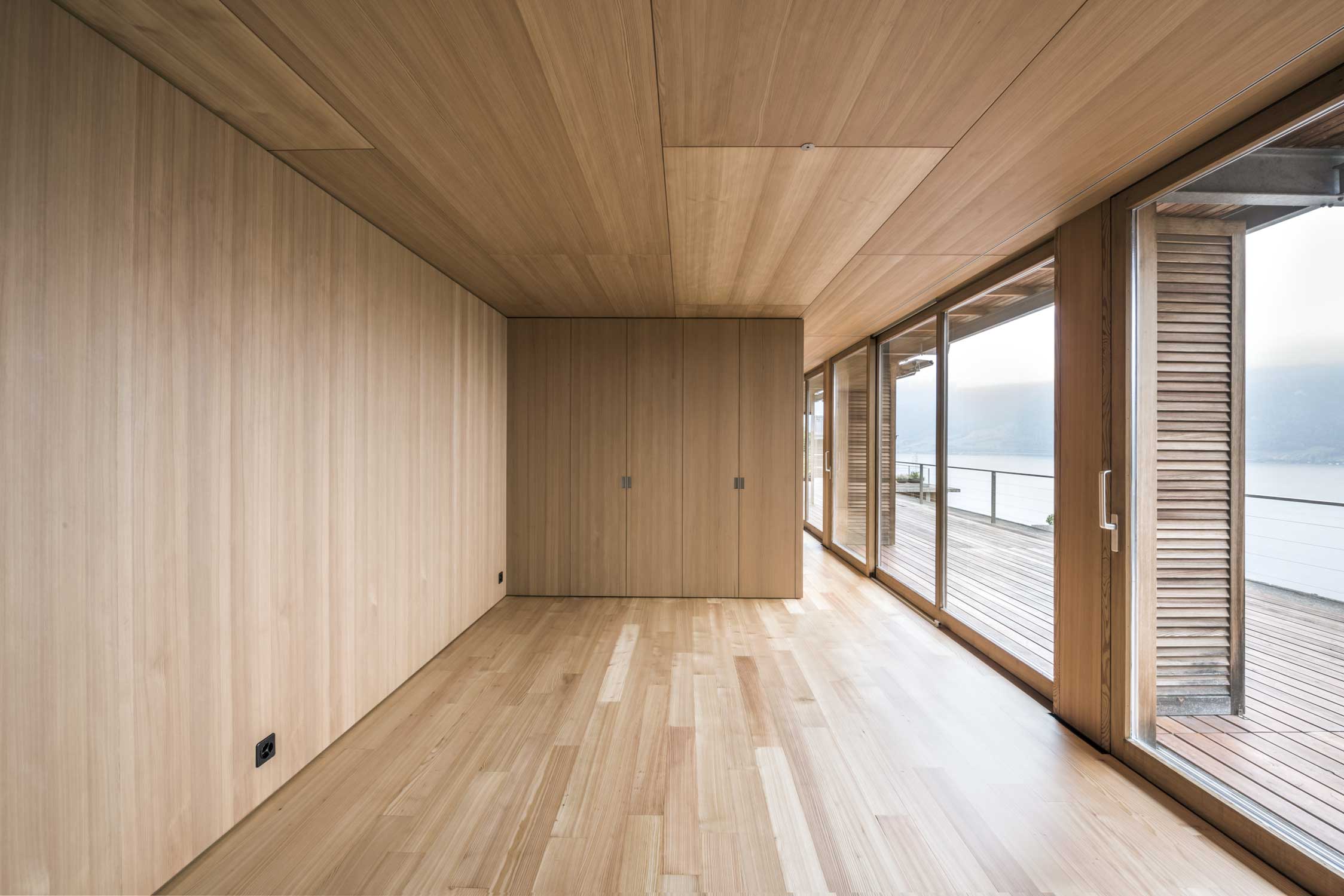 Innenaufnahme Freiraum Ausblick Terrasse Bungalow Walchwil Architekturfotografie Regine Giesecke