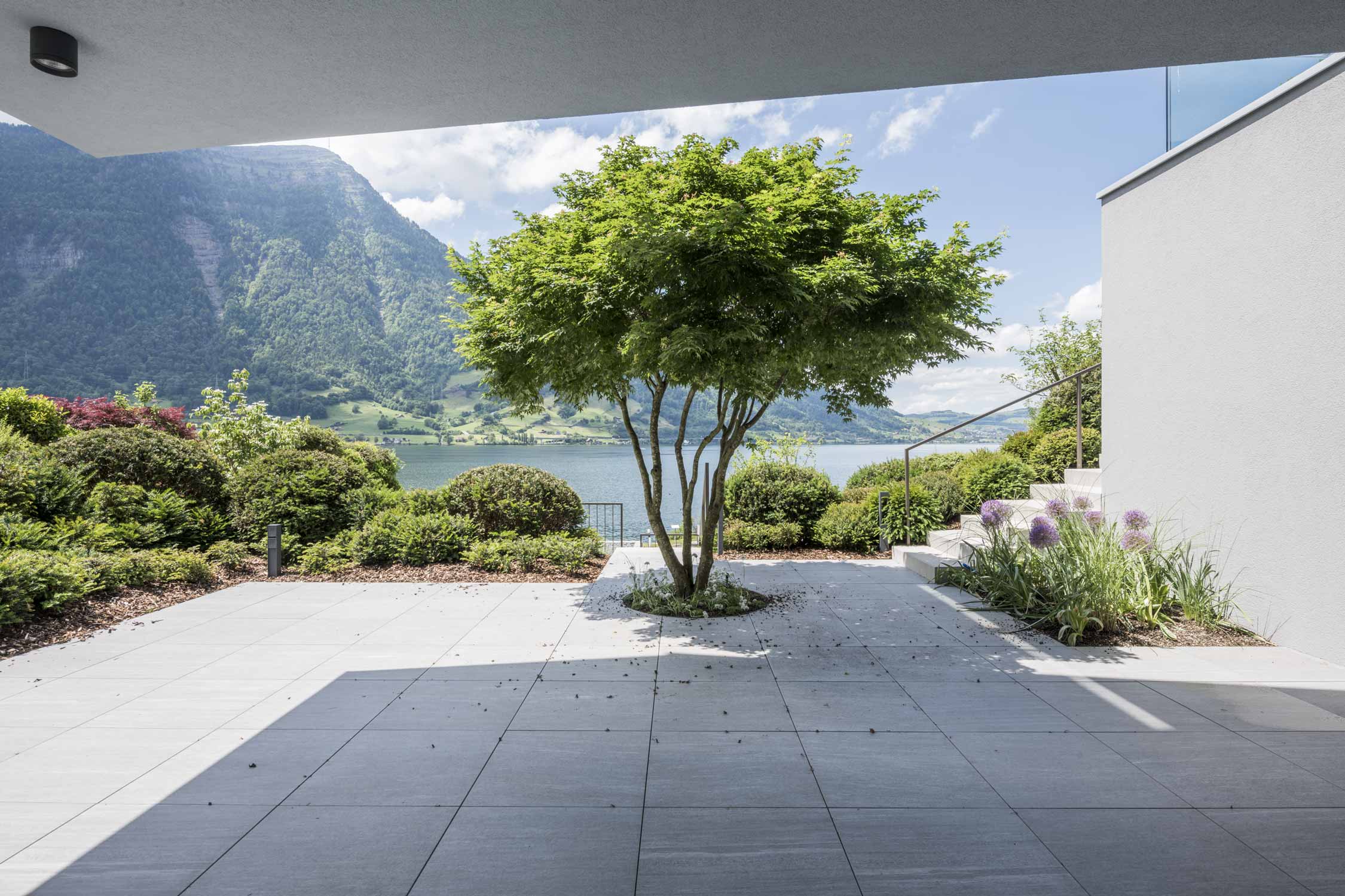 Aussenaufnahme Terrasse Villa in Arth Architekturfotografie Regine Giesecke