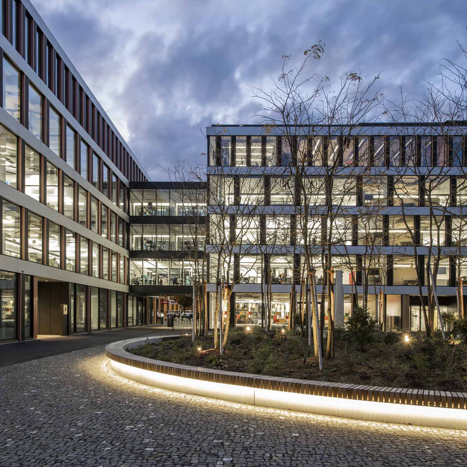 Nachtaufnahme Helix Cham Axess Zug Architekturfotografie Regine Giesecke