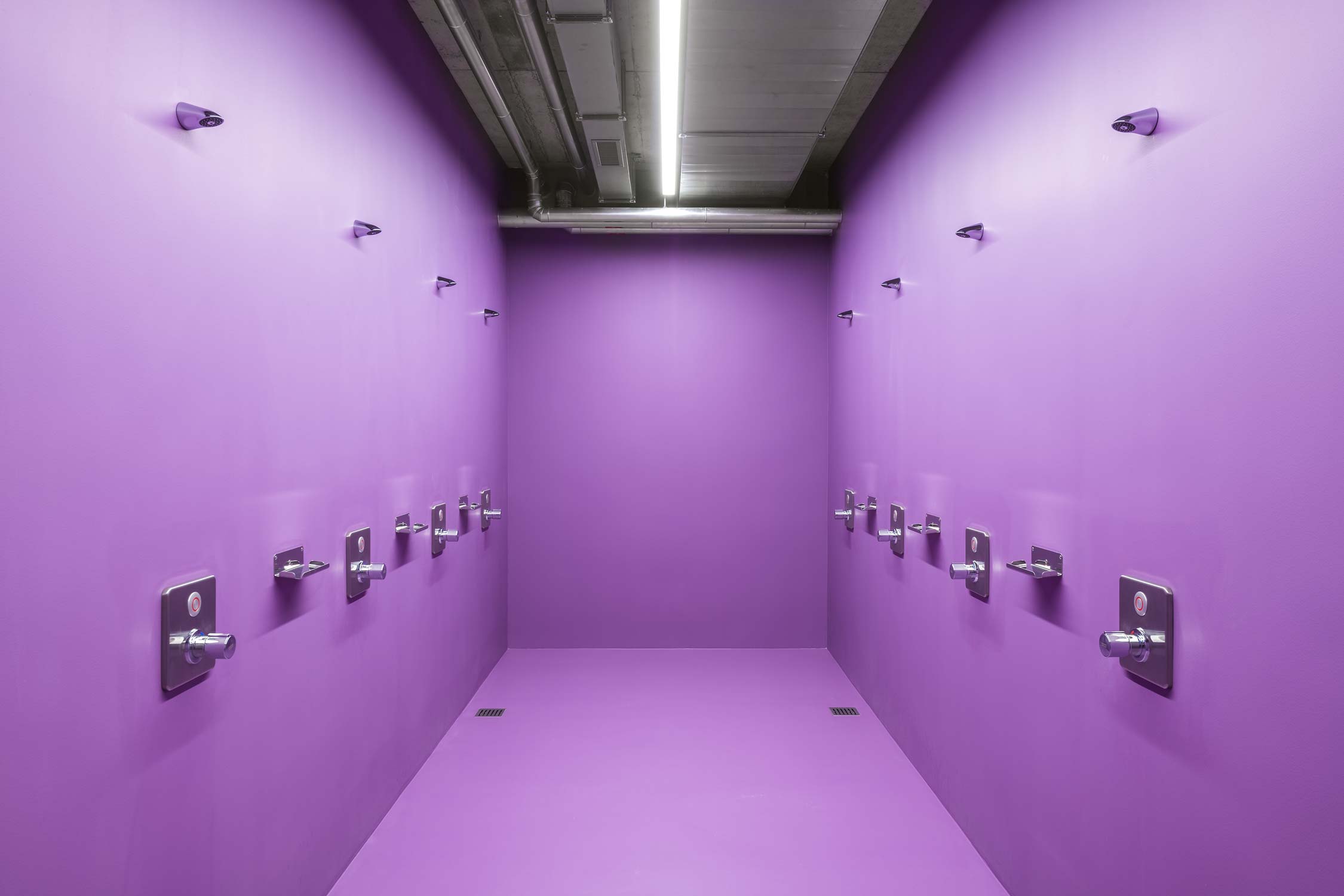 Innenaufnahme Herrendusche Sporthalle Kantonsschule Zug Architekturfotografie Regine Giesecke