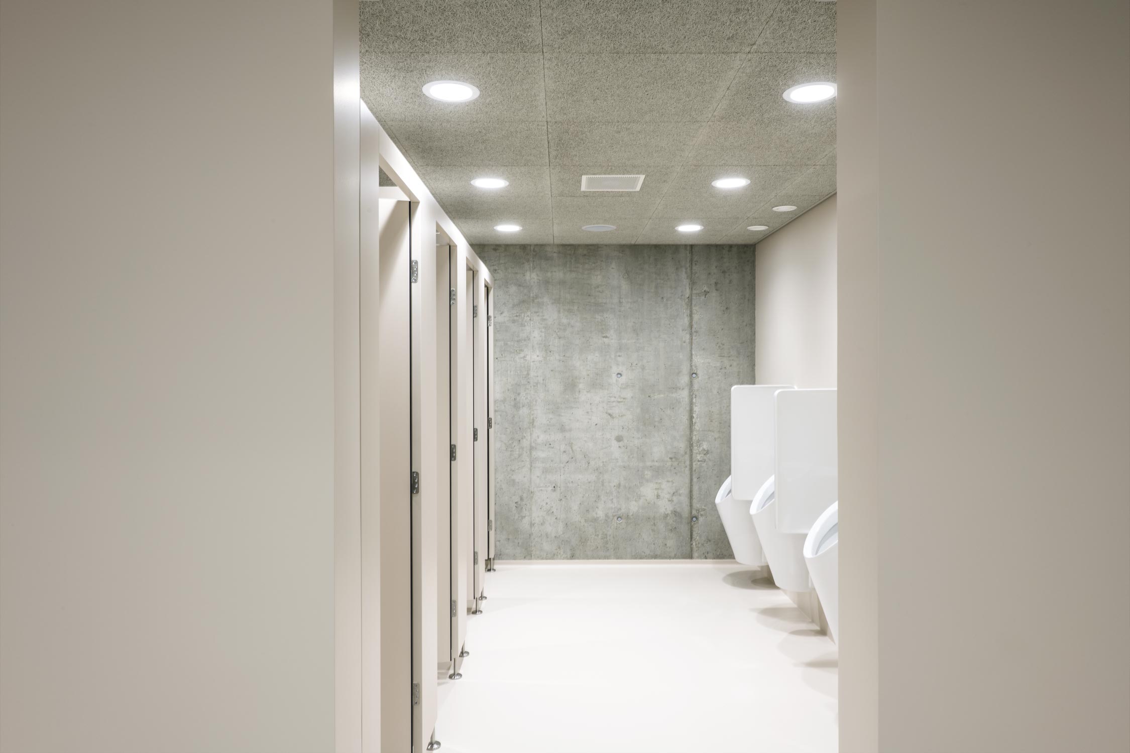 Innenaufnahme Herrentoilette Sporthalle Kantonsschule Zug Architekturfotografie Regine Giesecke