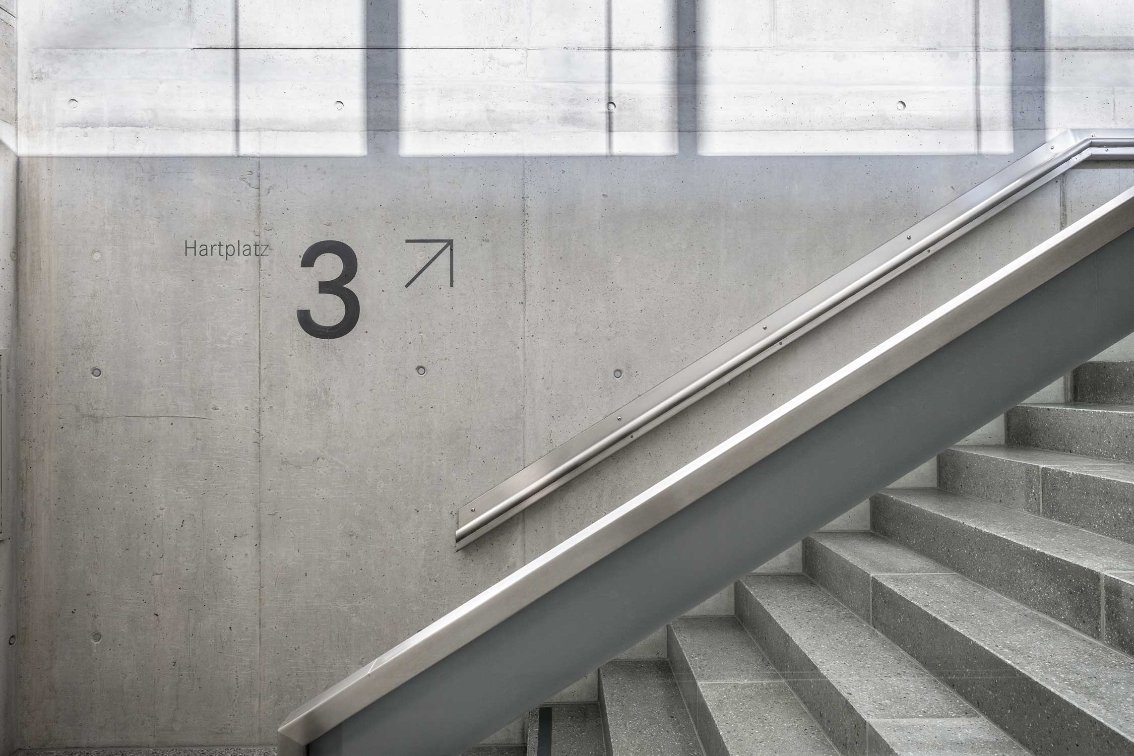 Innenaufnahme Treppenaufgang Sporthalle Kantonsschule Zug Architekturfotografie Regine Giesecke