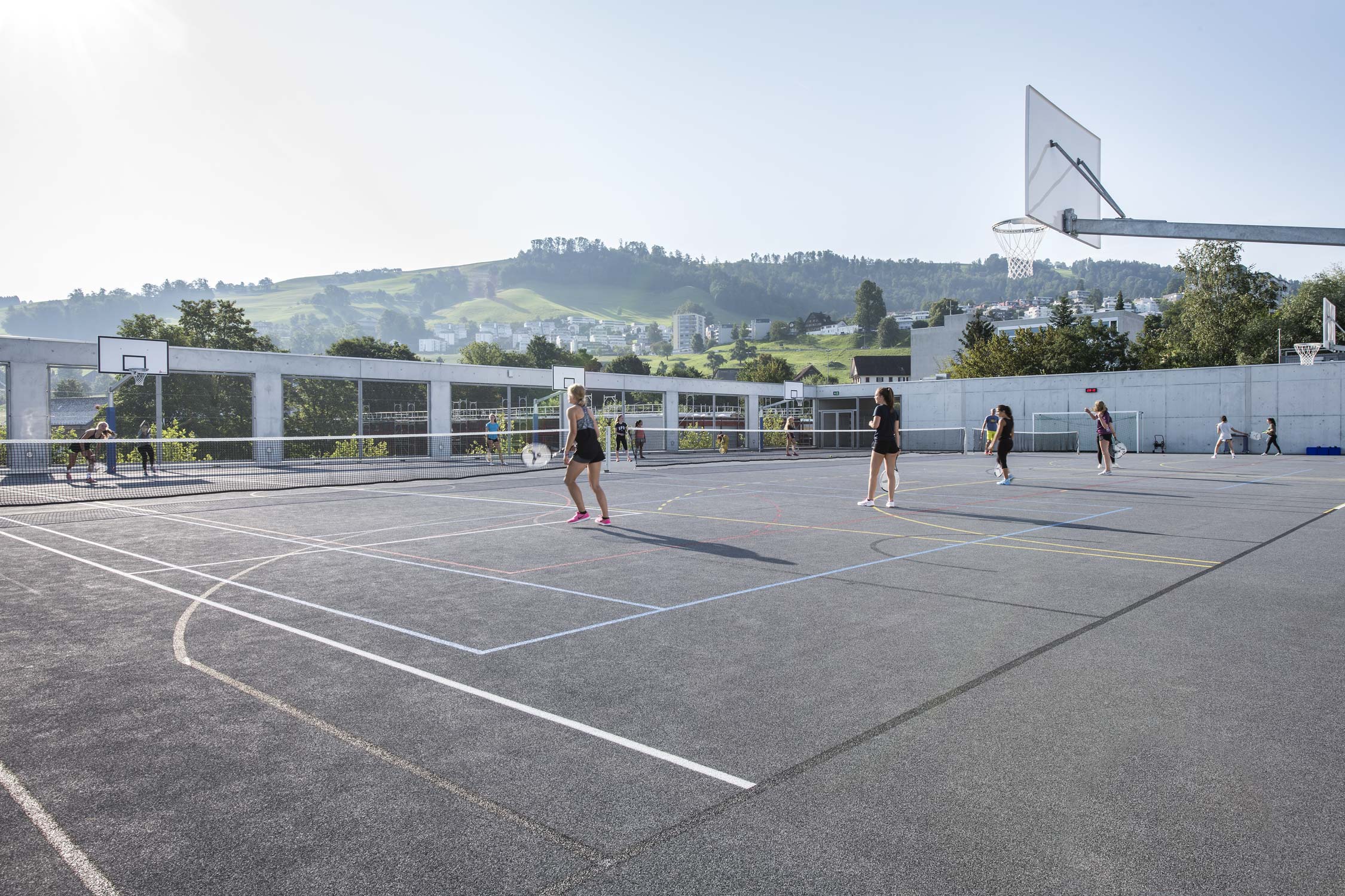 Architekturfotografie des Neubau, des Dachs der Dreifachsporthalle der Kantonsschule Zug in der Stadt Zug in der Zentralschweiz.