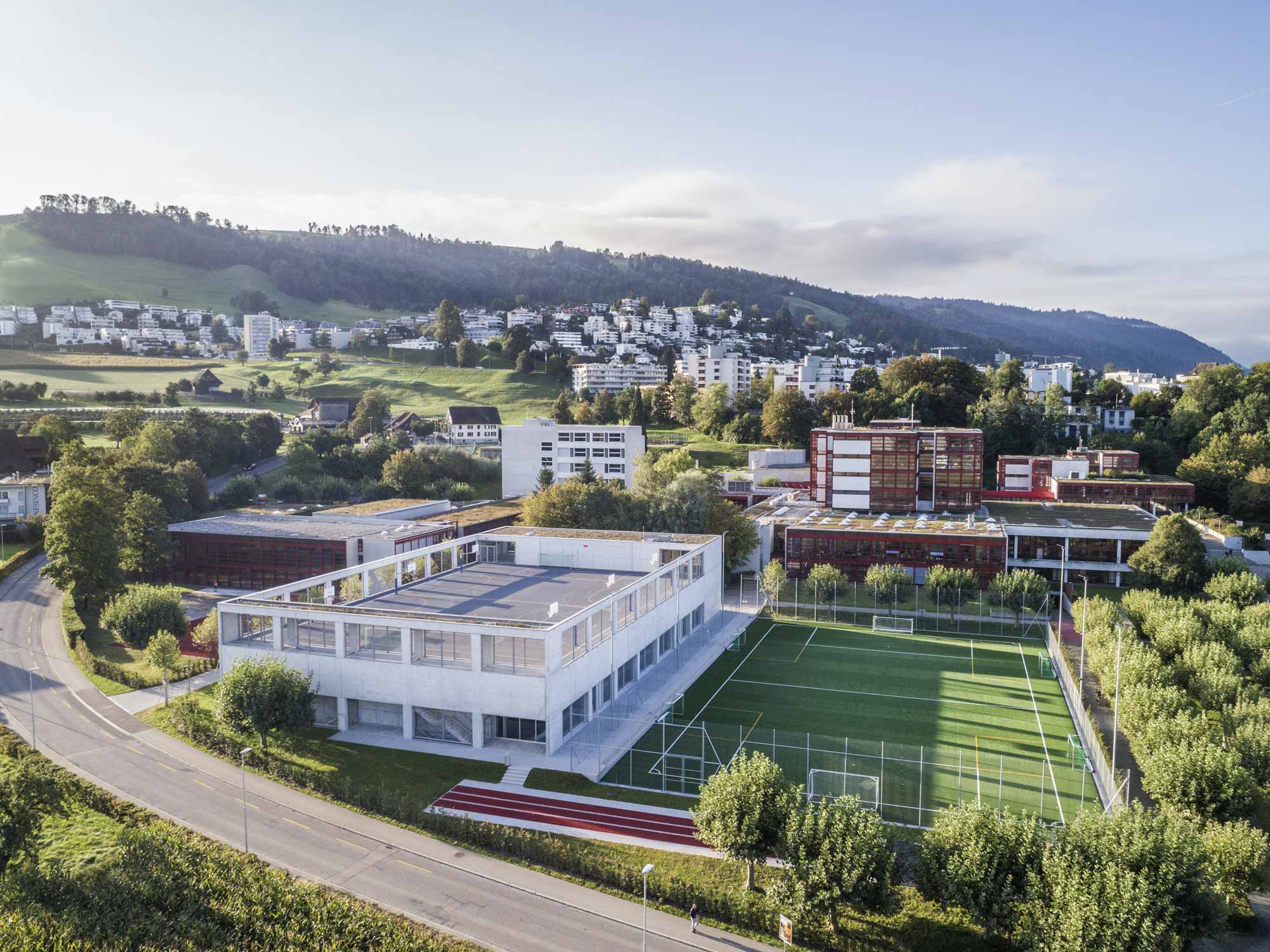 Luftaufnahme Sporthalle Kantonsschule Zug Architekturfotografie Landschaft Regine Giesecke