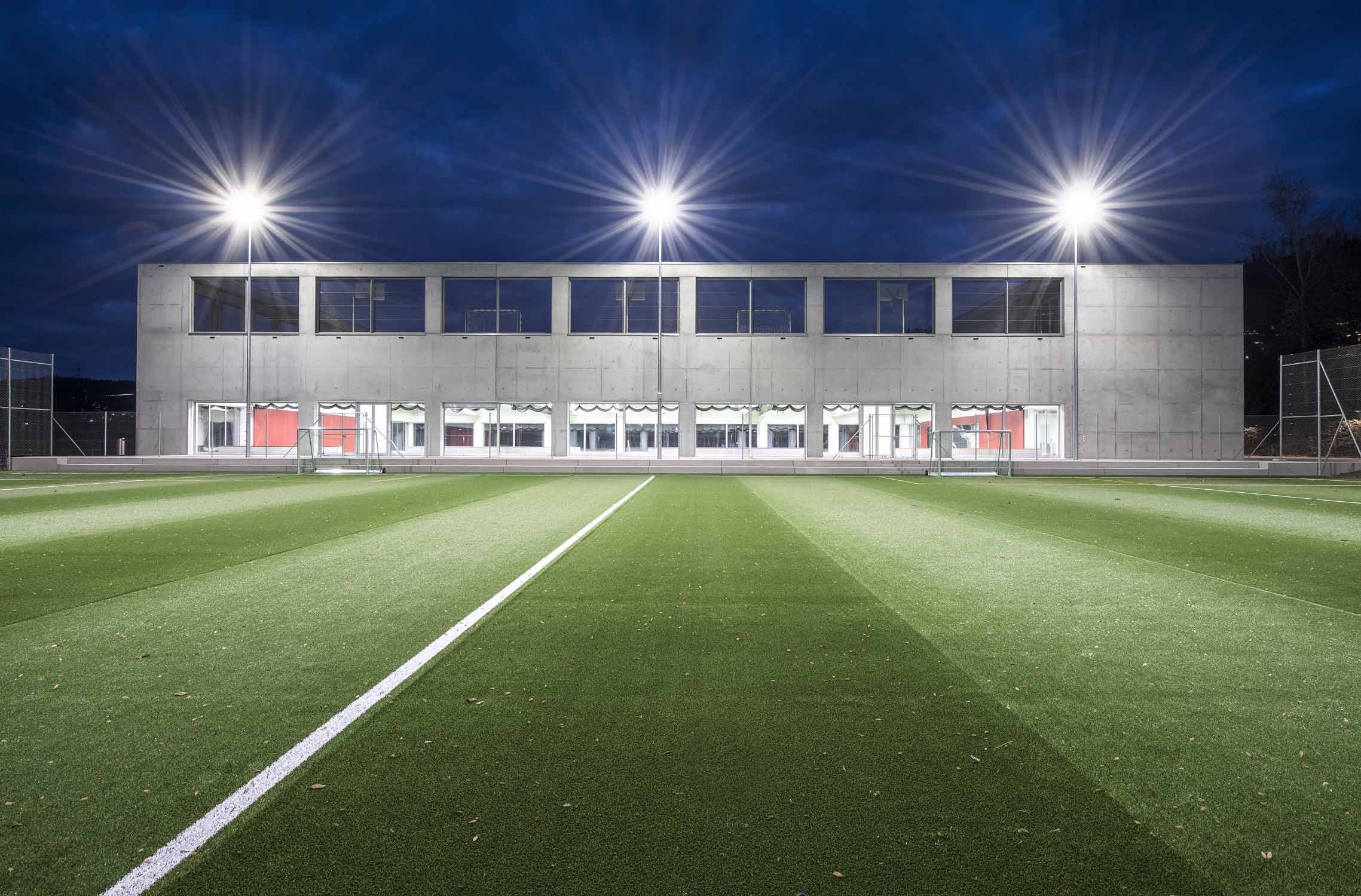 Nachtaufnahme Sportplatz Kantonsschule Zug Architekturfotografie Regine Giesecke