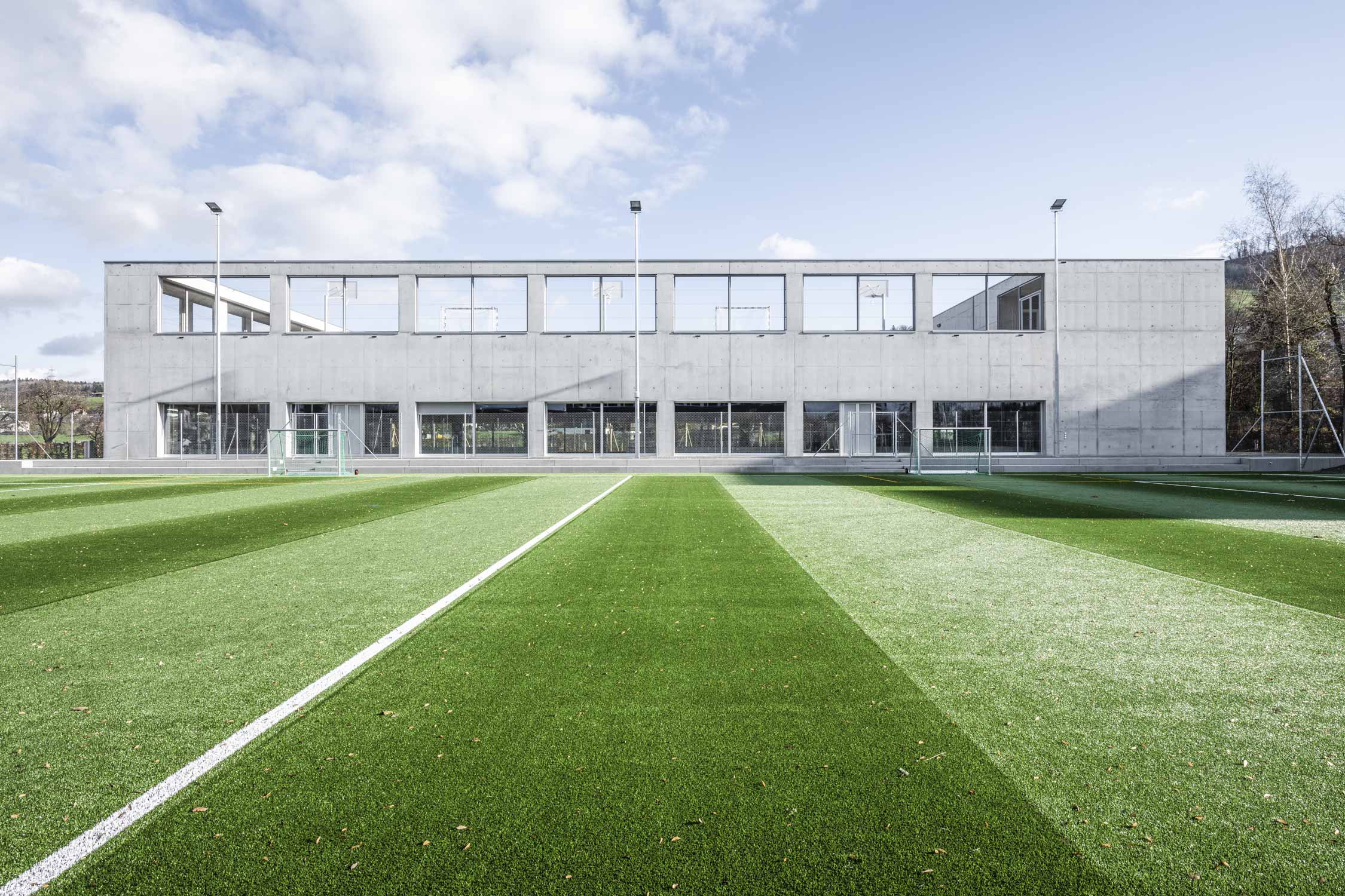 Aussenaufnahme Sportplatz Kantonsschule Zug Architekturfotografie Regine Giesecke