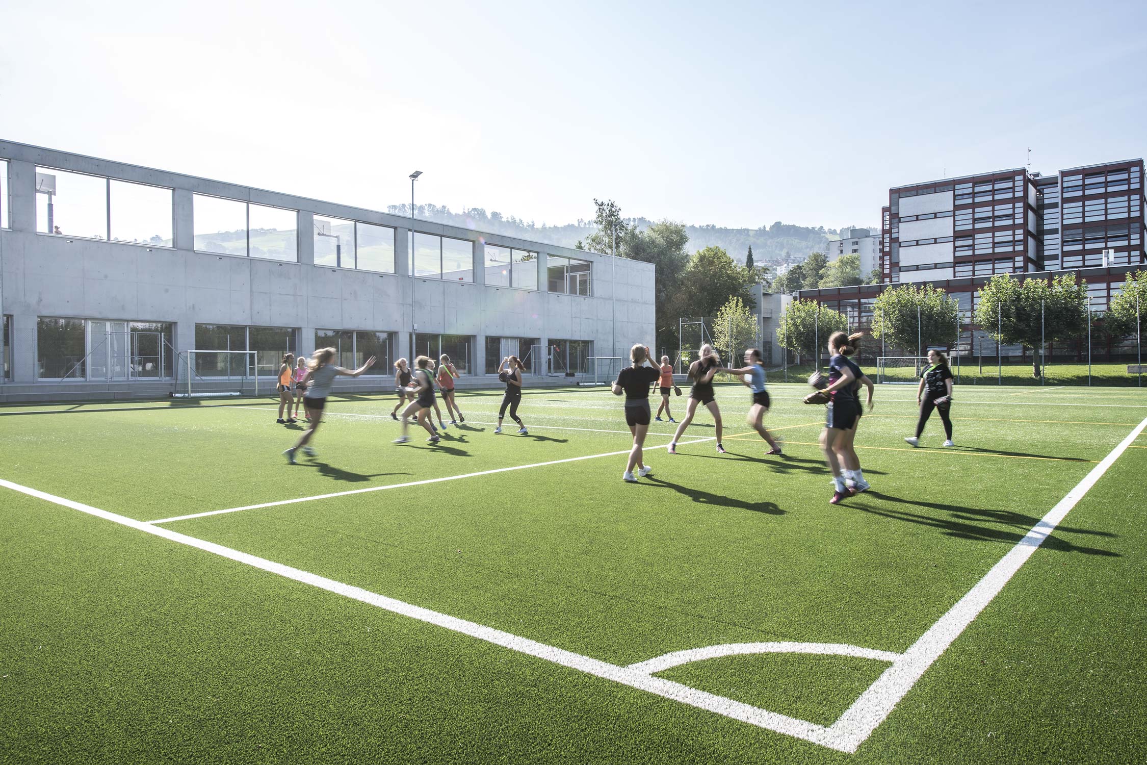 Aussenaufnahme Sportplatz Kantonsschule Zug Architekturfotografie Regine Giesecke