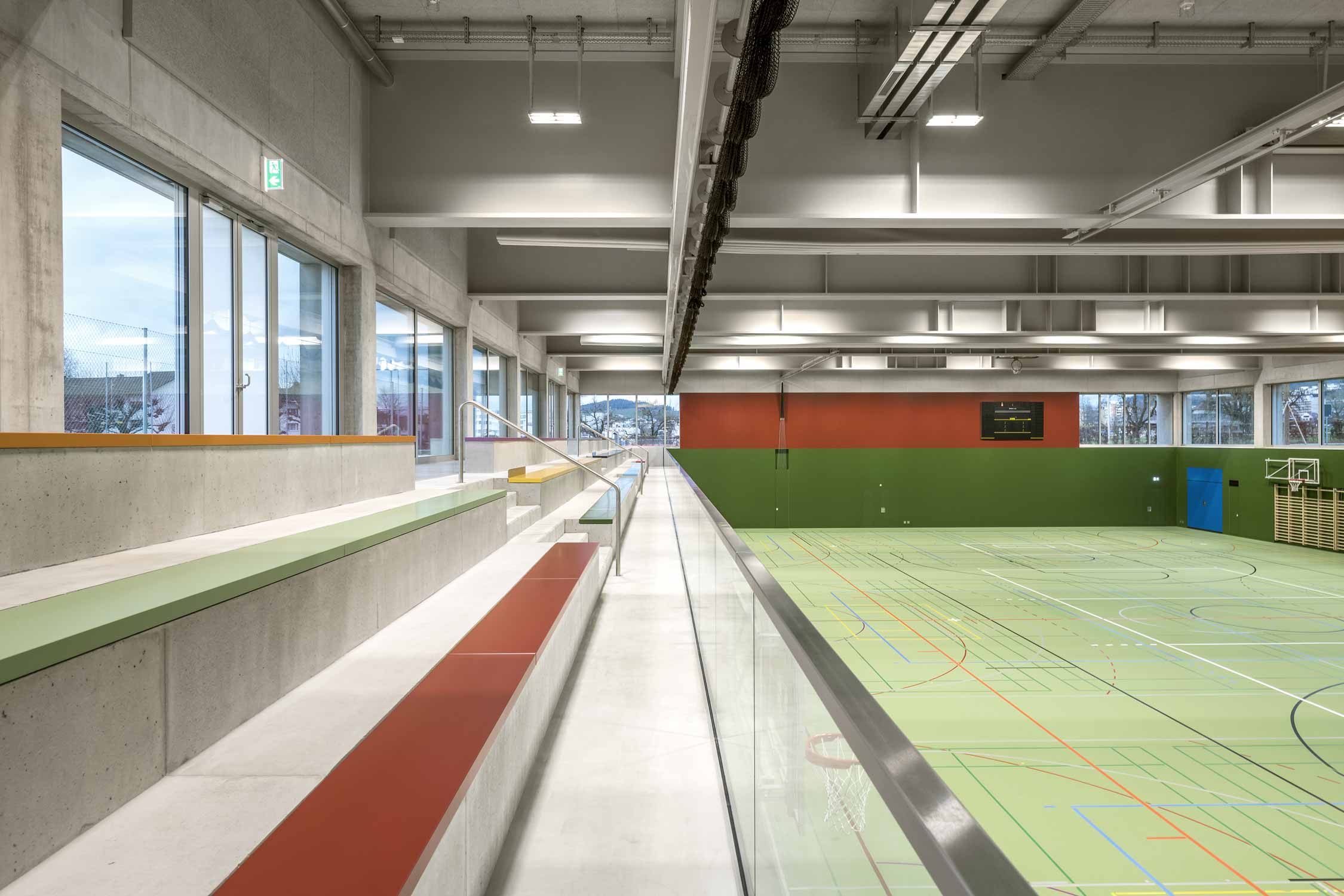 Innenaufnahme Sporthalle Kantonsschule Zug Architekturfotografie Regine Giesecke
