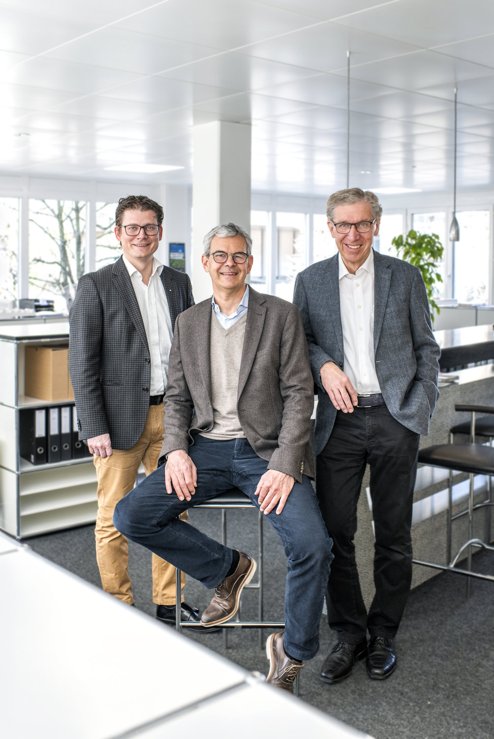 Gruppenaufnahme farbig on Location bei natürlichem Tageslicht von Regine Giesecke Photography