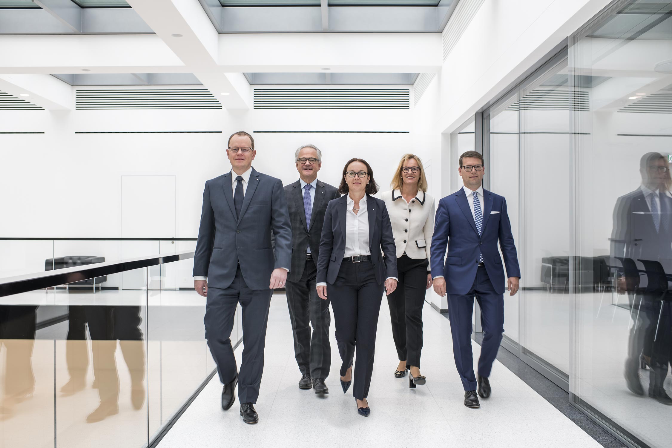 Gruppenaufnahme farbig on Location bei natürlichem Tageslicht von Regine Giesecke Photography