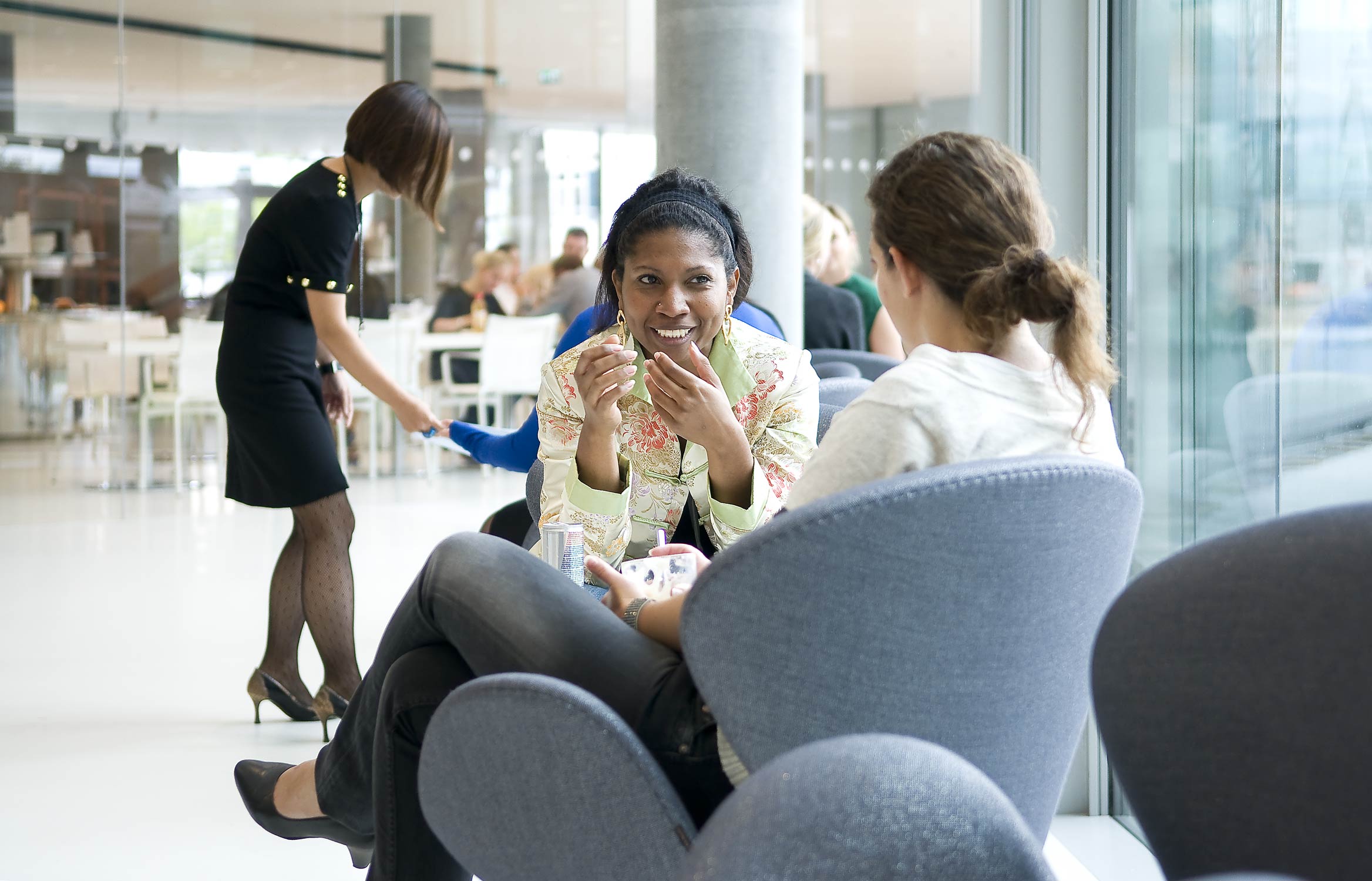 Gruppenaufnahme farbig on Location bei natürlichem Tageslicht von Regine Giesecke Photography