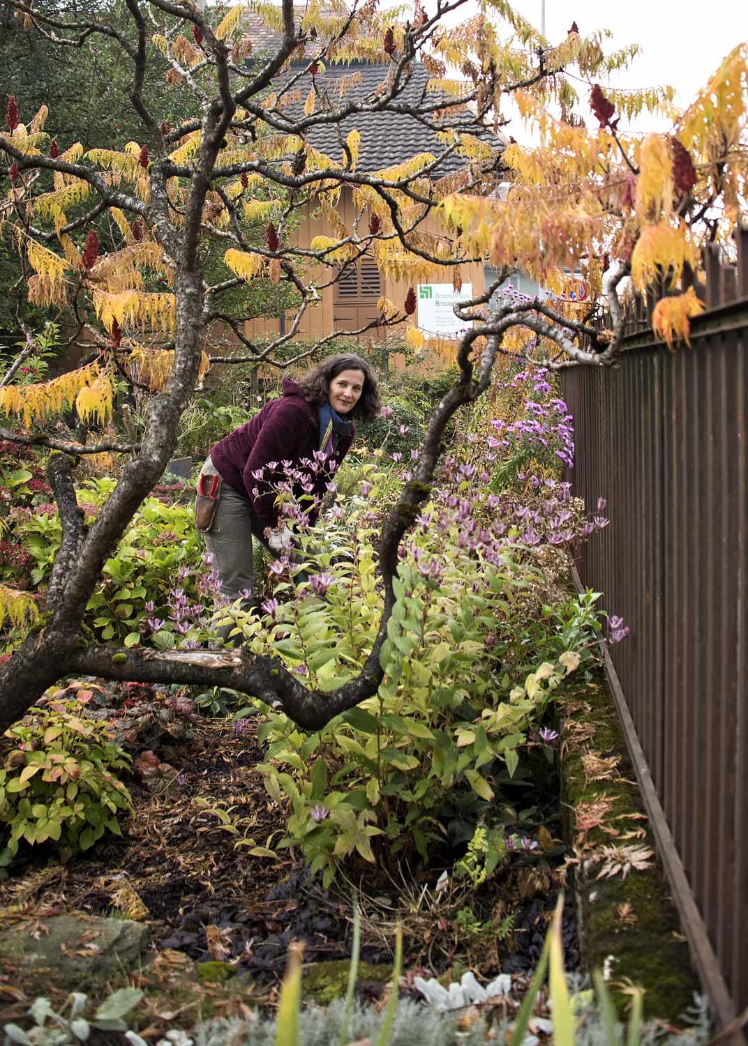 Portraitfotografie draussen ganze Person im Garten von Regine Giesecke Photography