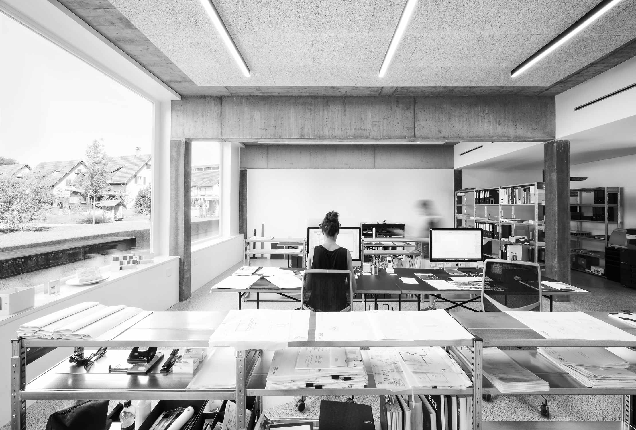 Büro - Business Fotografie belebt schwarz weiss von Regine Giesecke Photography