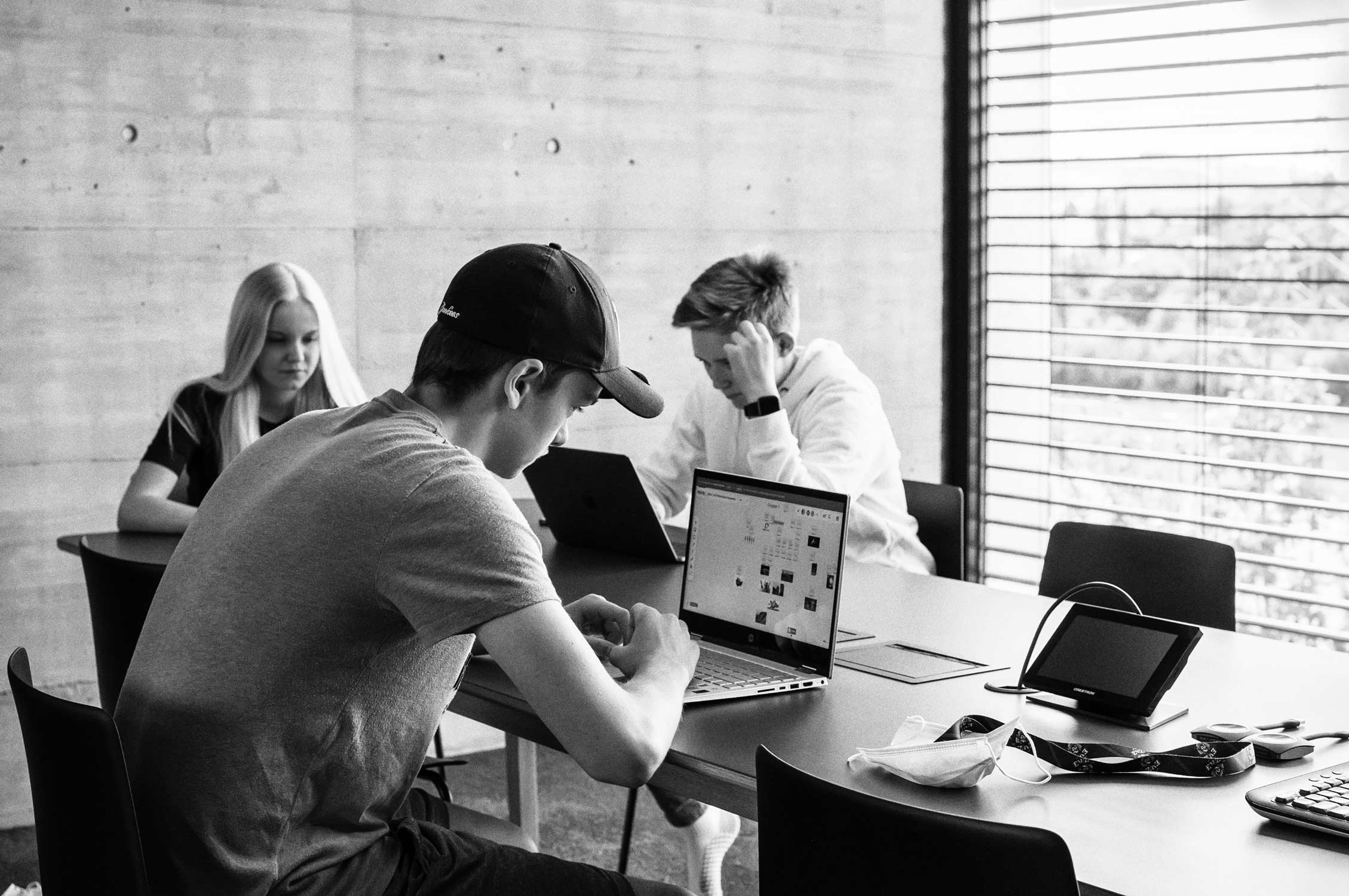 Schüler im College im OYM schwarz weiss Fotografie, Reportage Fotografie von Regine Giesecke Photography