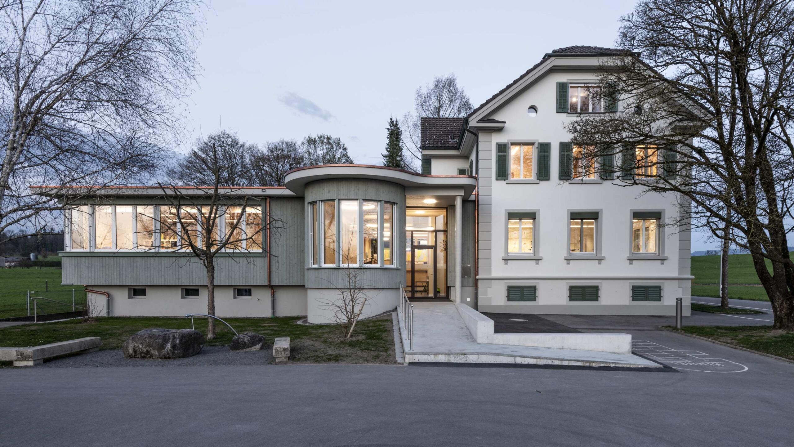 Schulhaus in Niederwil Ansicht Westfassade Abendstimmung Fotografie Regine Giesecke