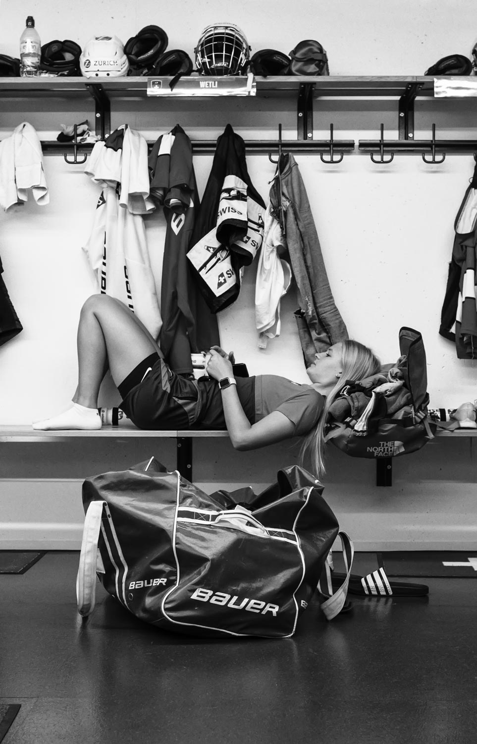 Handballerin Training im OYM schwarz weiss Fotografie, Reportage Fotografie von Regine Giesecke Photography