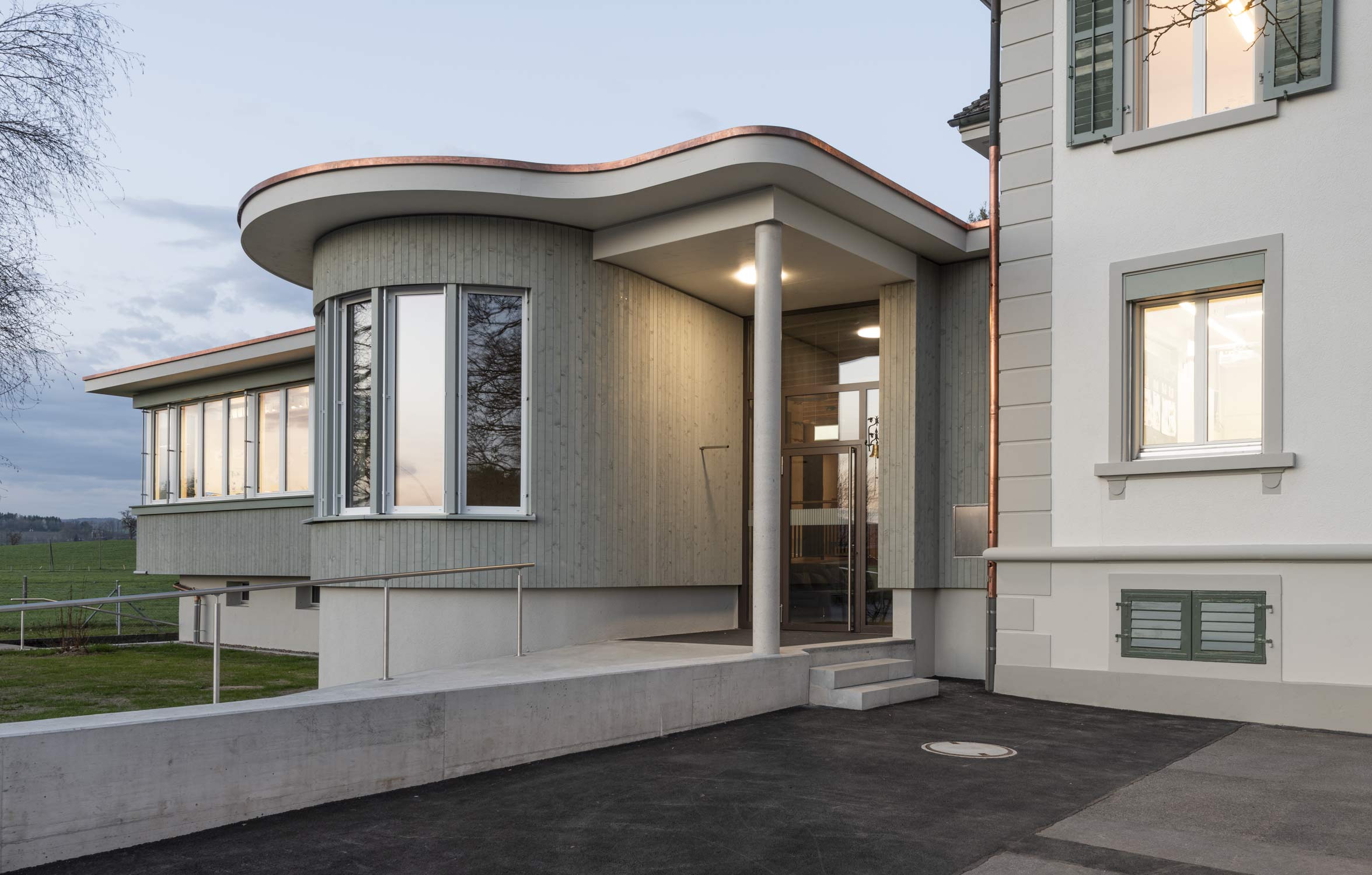 Eingang Schulhaus in Niederwil