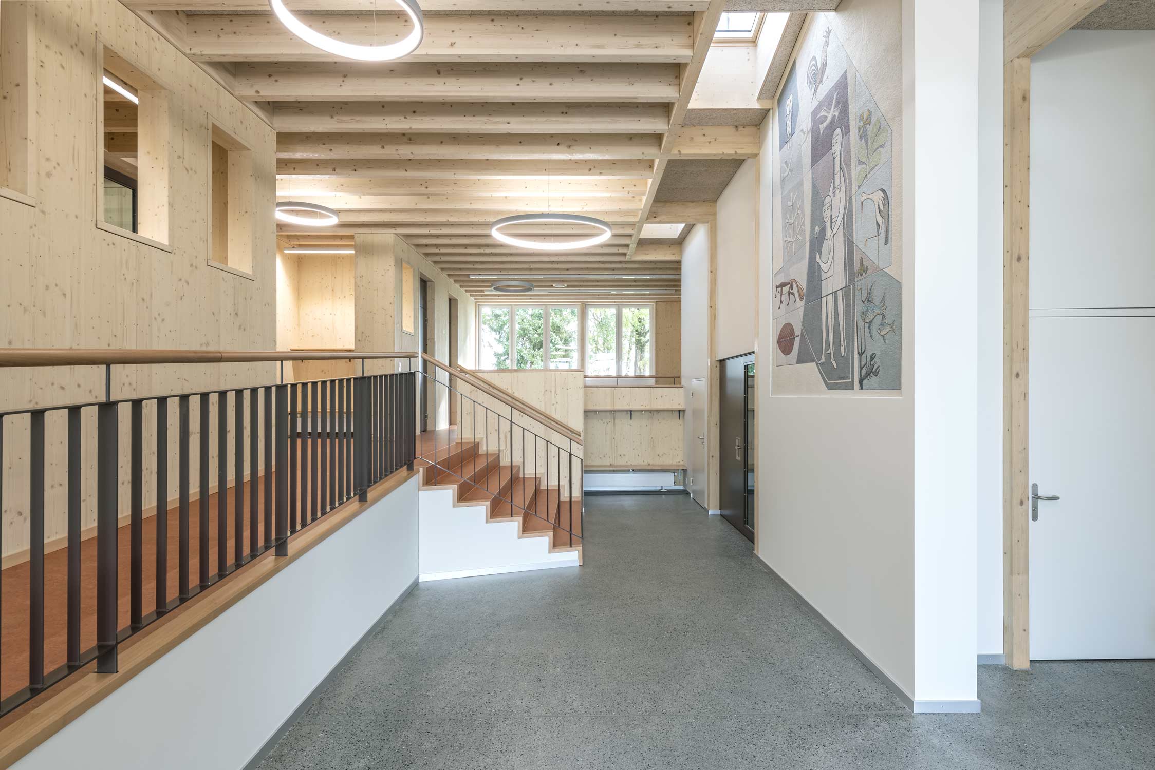 Innenaufnahme Eingangshalle Schule Niederwil. Architekturfotografie Regine Giesecke