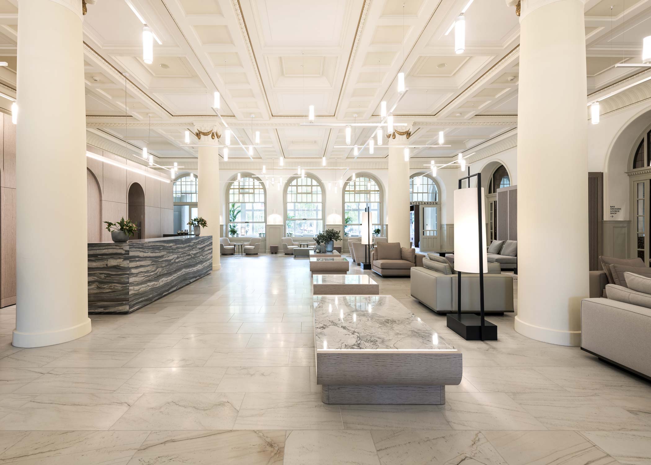Empfangshalle aus Marmor mit Reception im Hotel Kempinski-Engelberg fotografiert von Regine-Giesecke
