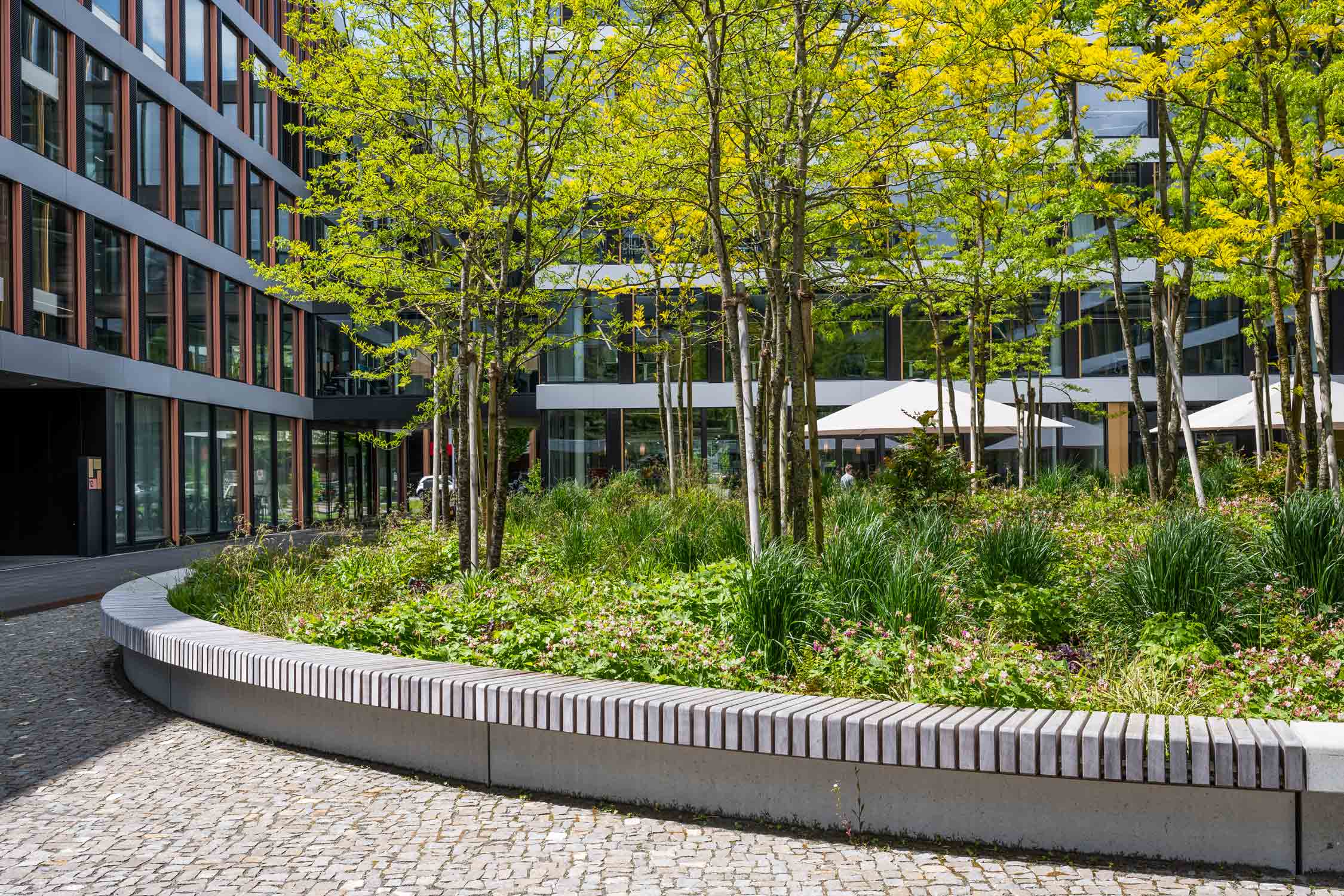 Bepflanzung Helix Gebaeude in Cham. Fotografiert von Regine Giesecke Architecture Photography GmbH