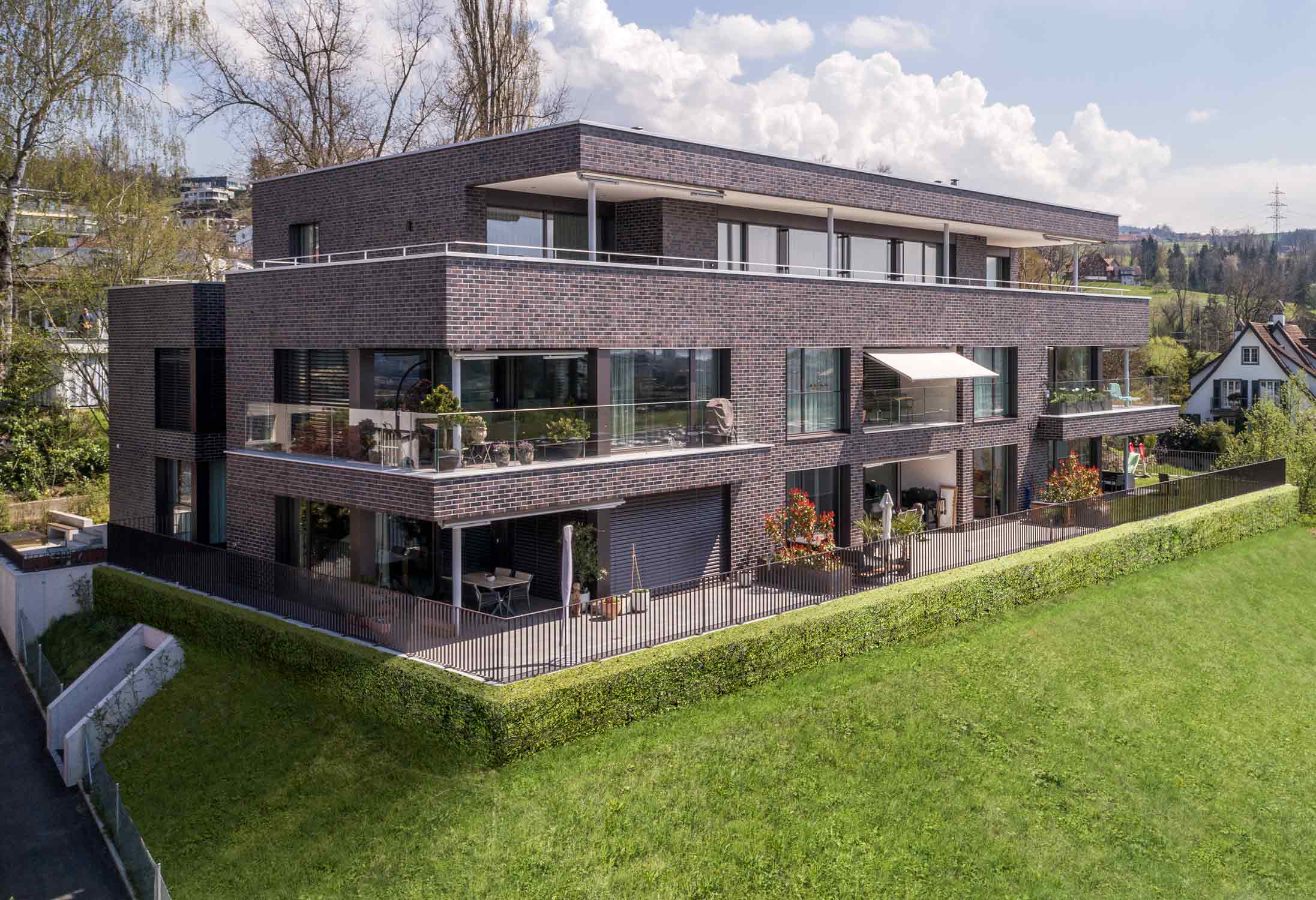 Luftaufnahme Aussenansicht MFH Panoramaweg, Baar. Fotografiert von Regine Giesecke Architecture Photography GmbH