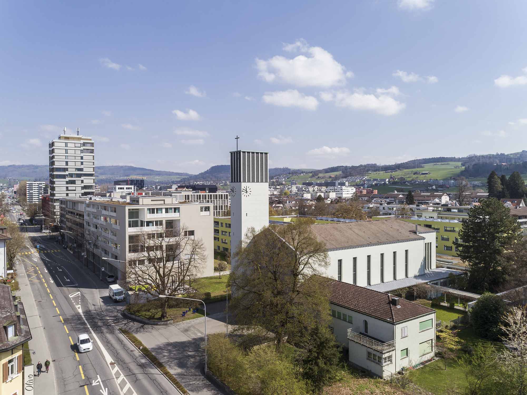 Luftaufnahme Pfarrkirche Gut Hirt in Zug. Fotografiert von Regine Giesecke Architecture Photography GmbH
