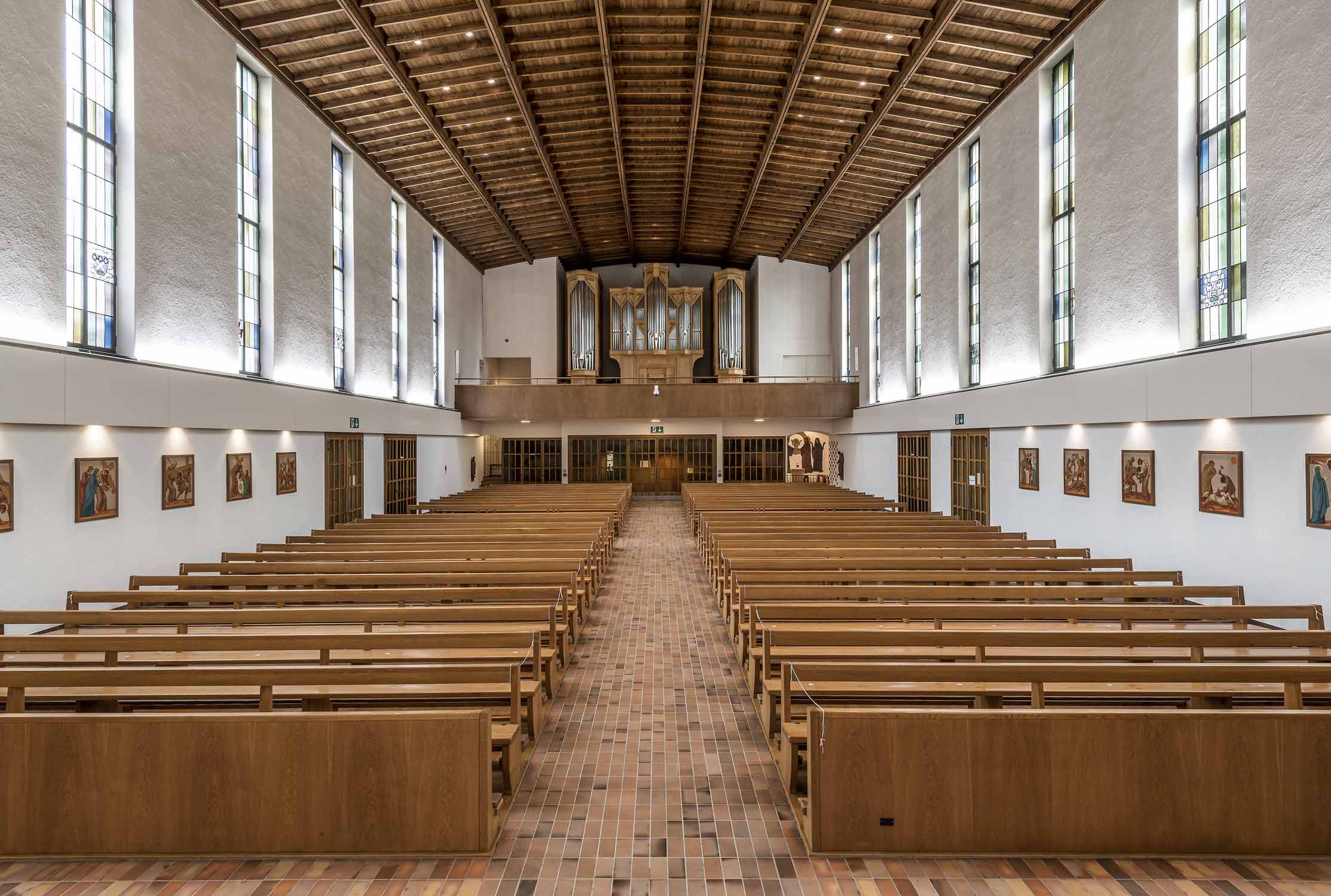 Innenraum mit Orgel, Pfarrkirche Gut Hirt in Zug. Fotografiert von Regine Giesecke Architecture Photography GmbH